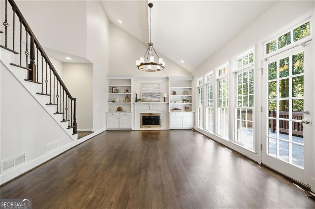 2046 Kinsmon Drive Property Photo 3