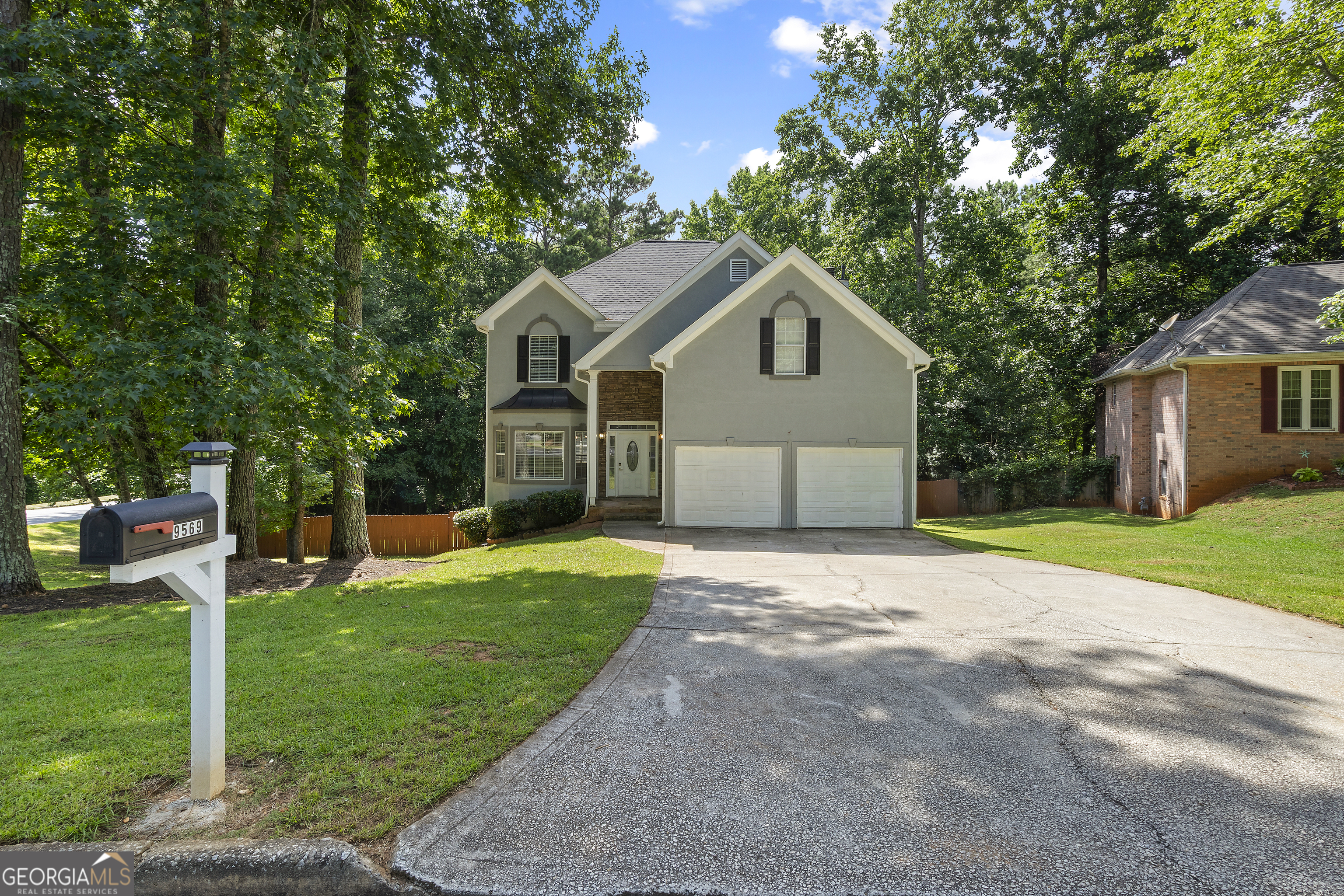 9569 Lakeview Court Property Photo 2