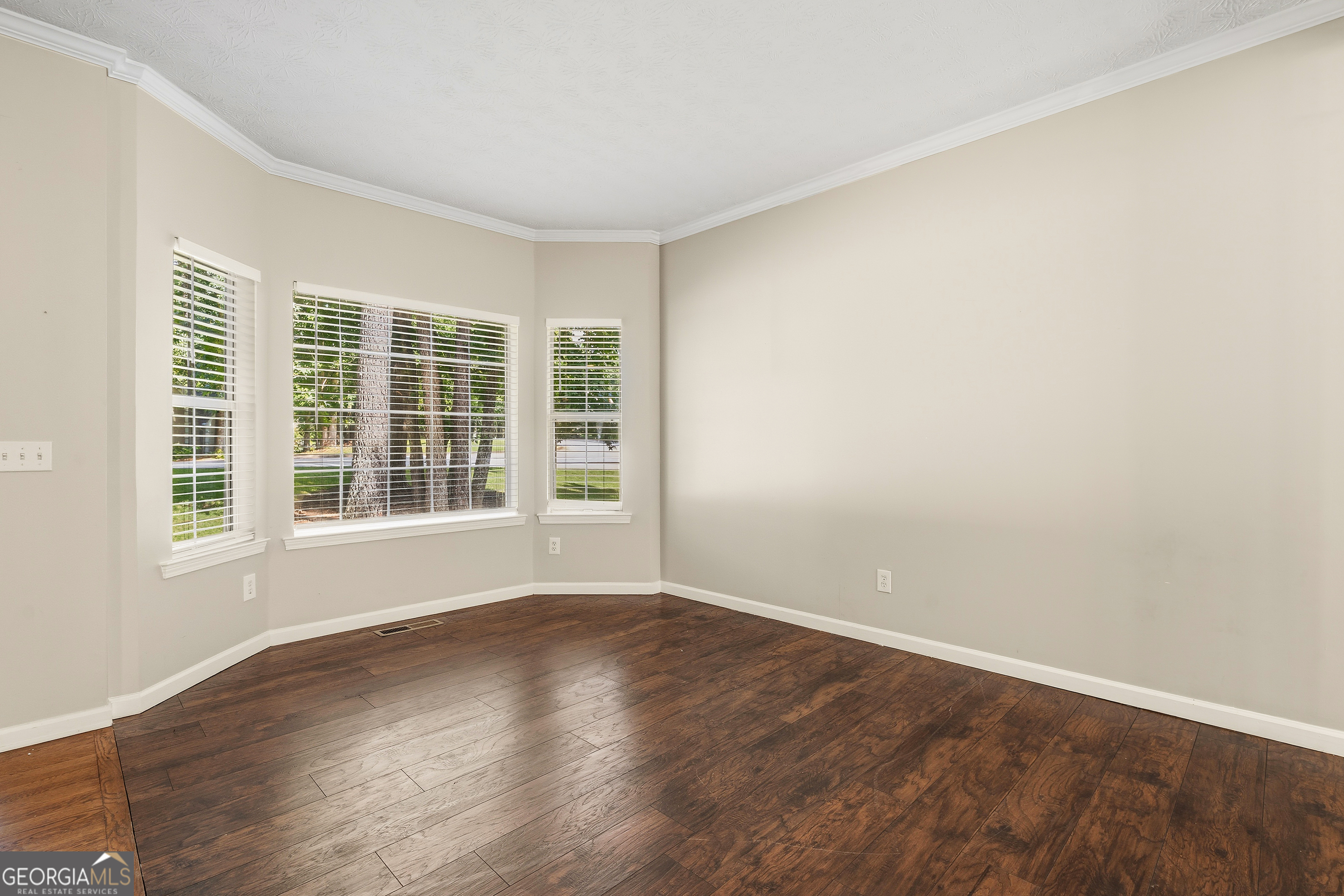 9569 Lakeview Court Property Photo 5
