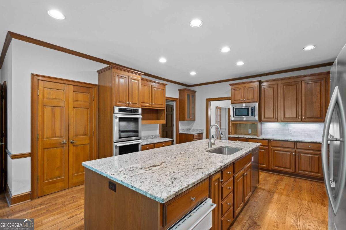 9335 Huntcliff Trace Property Photo 12