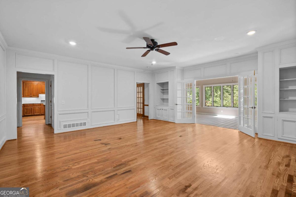 9335 Huntcliff Trace Property Photo 19