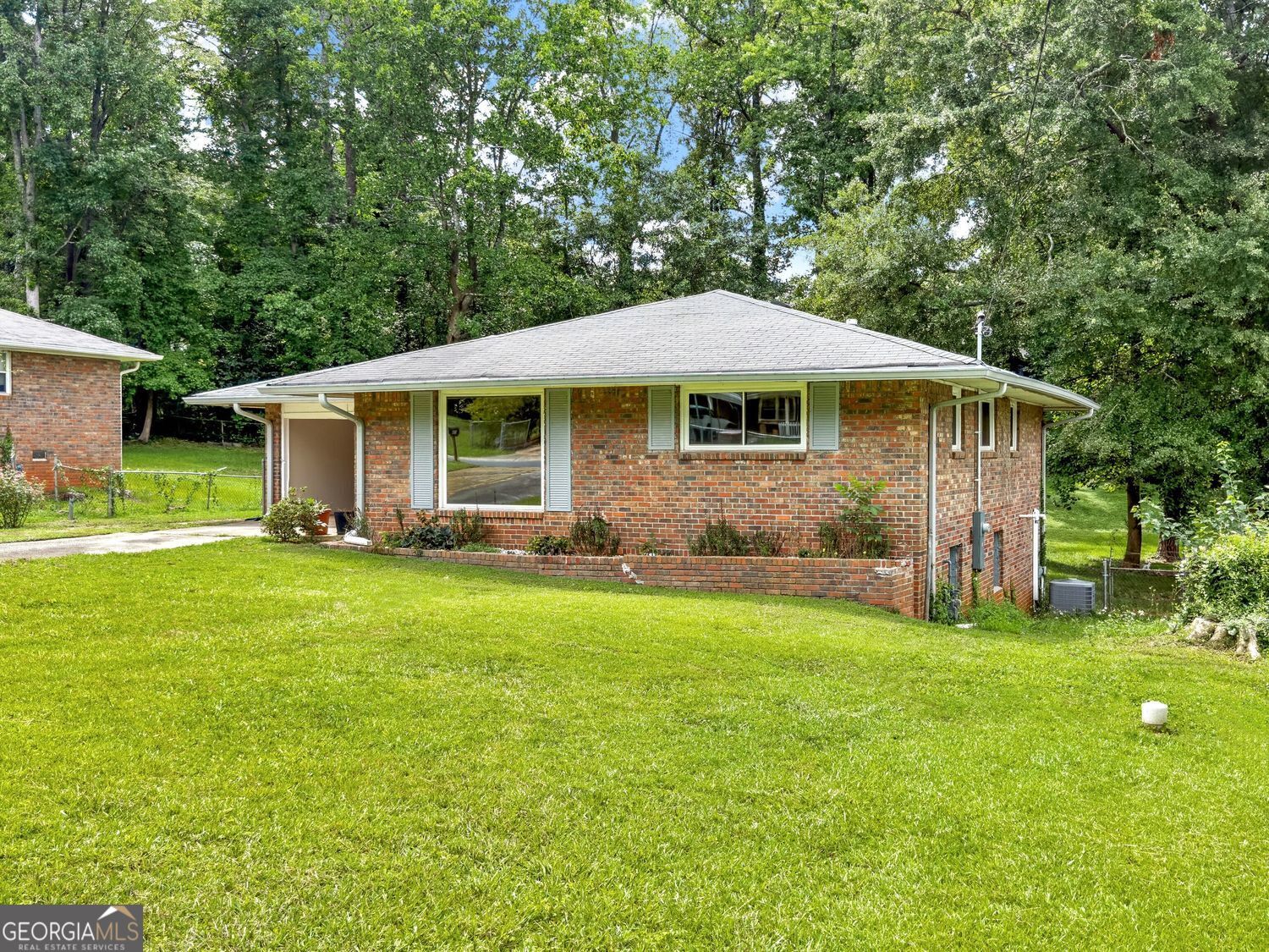 565 Wavelyn Way Property Photo 1