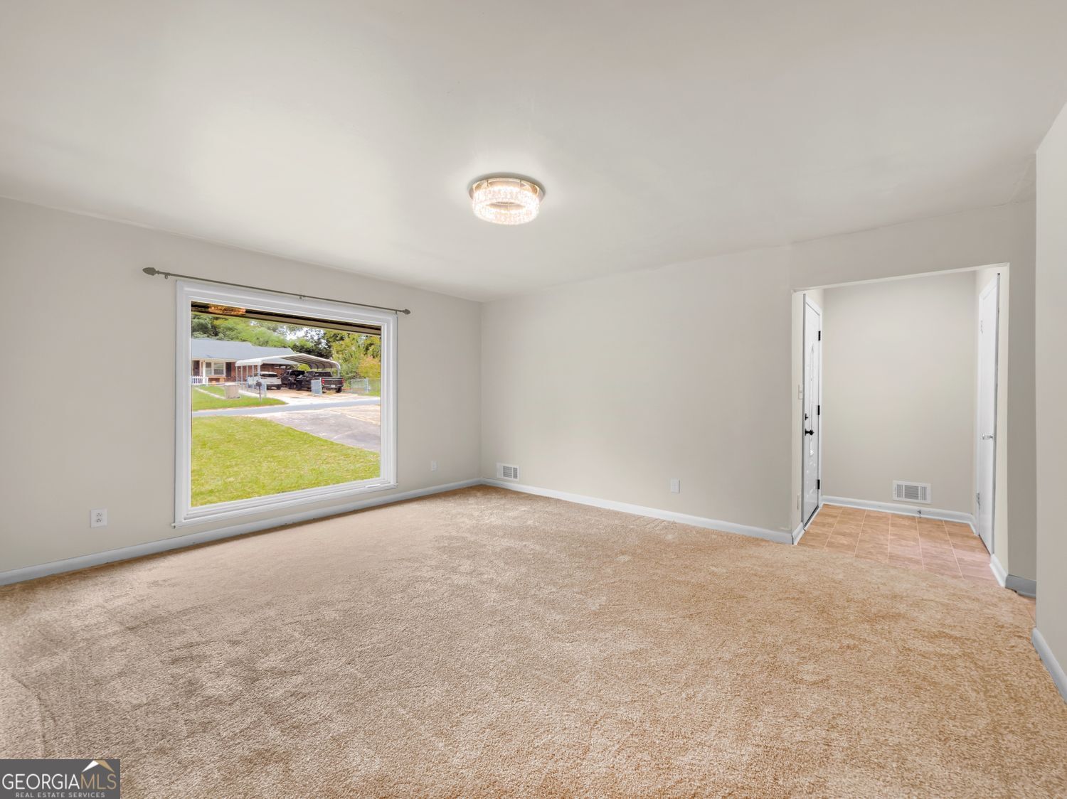 565 Wavelyn Way Property Photo 3