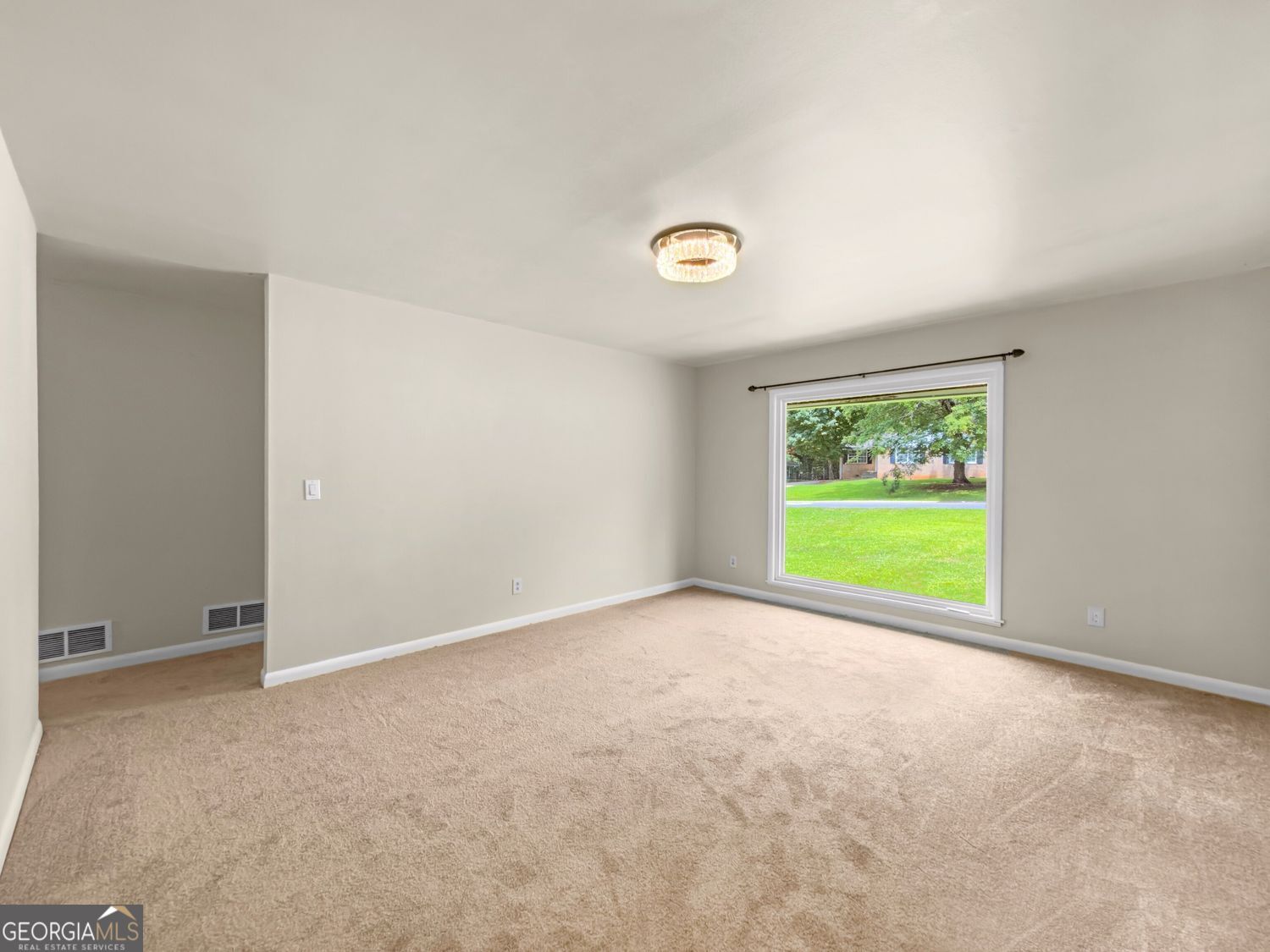 565 Wavelyn Way Property Photo 4