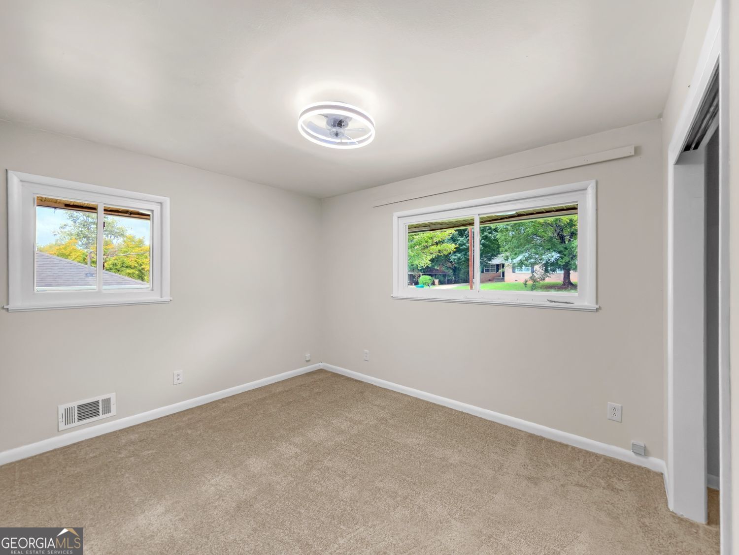 565 Wavelyn Way Property Photo 8