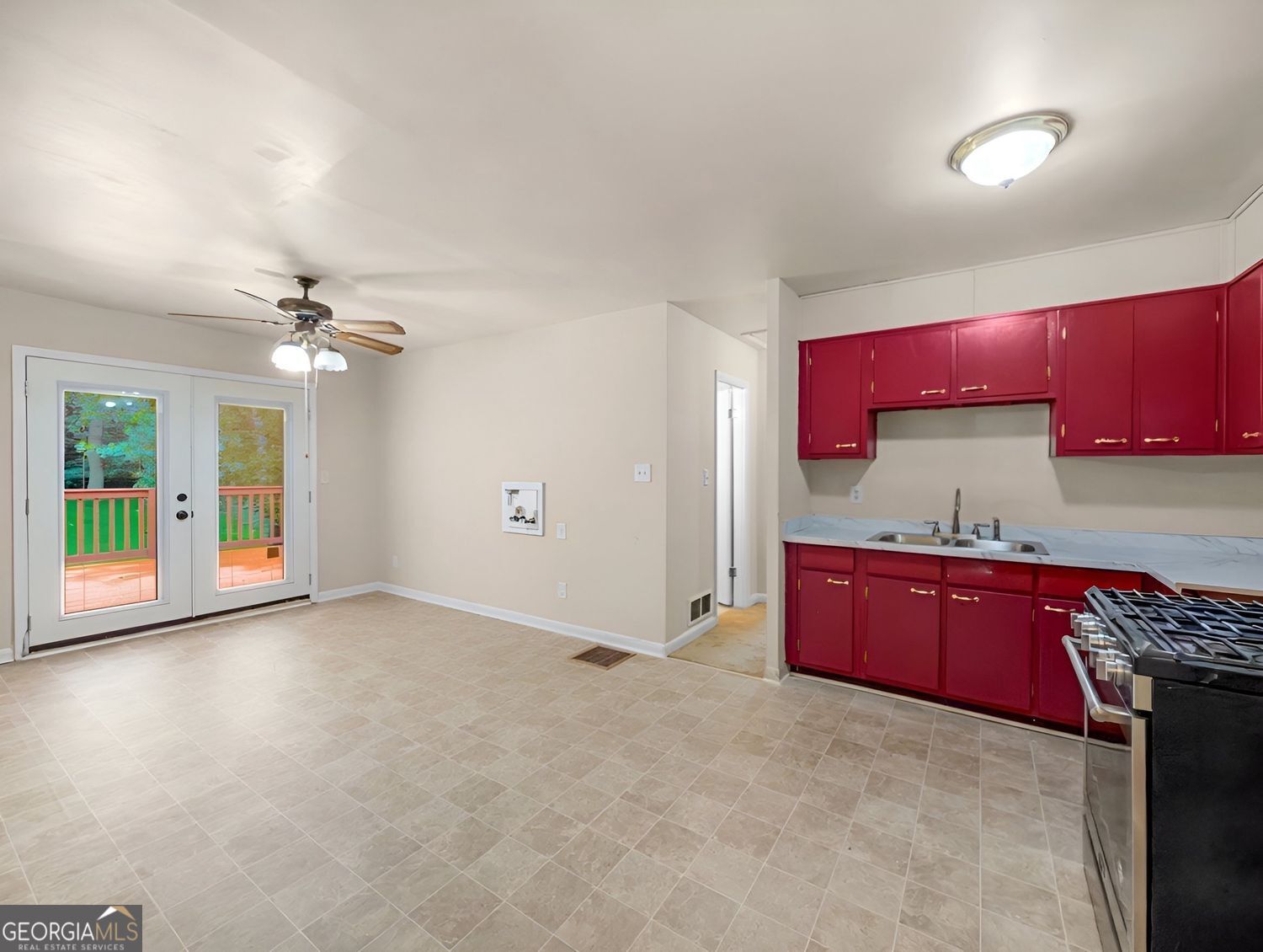 565 Wavelyn Way Property Photo 16