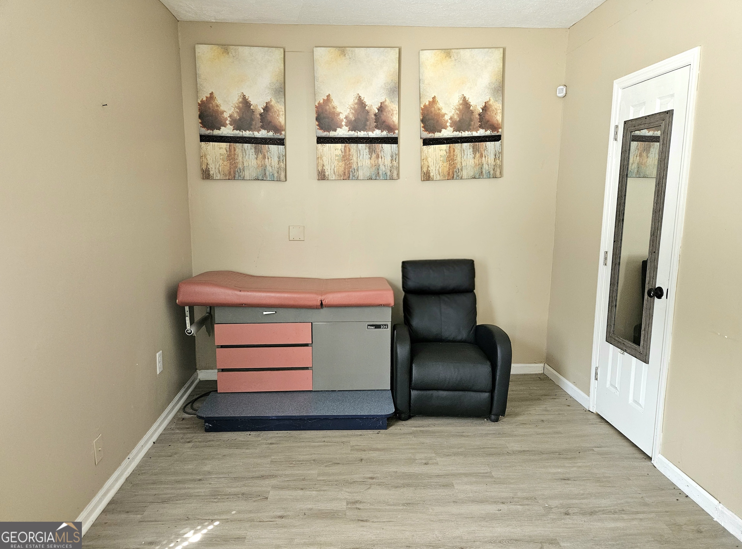 3554 Hilton Avenue Property Photo 6