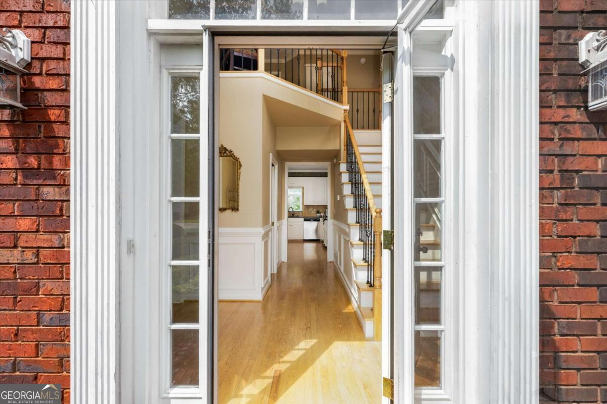 1918 De Winton Place Property Photo 6