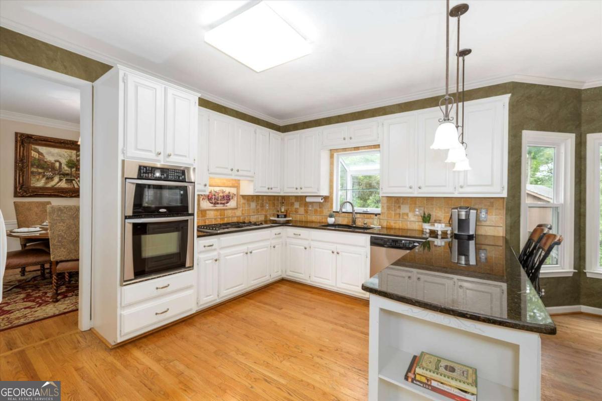 1918 De Winton Place Property Photo 12