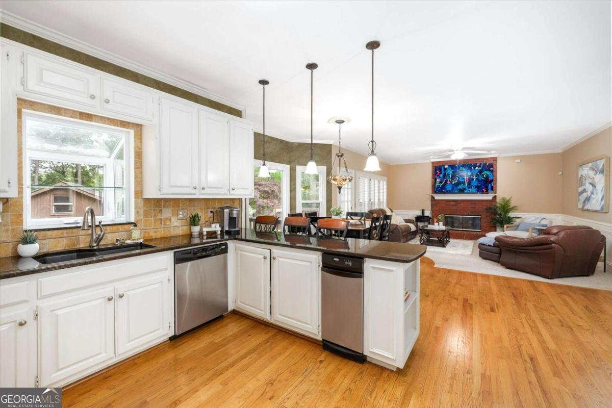1918 De Winton Place Property Photo 13