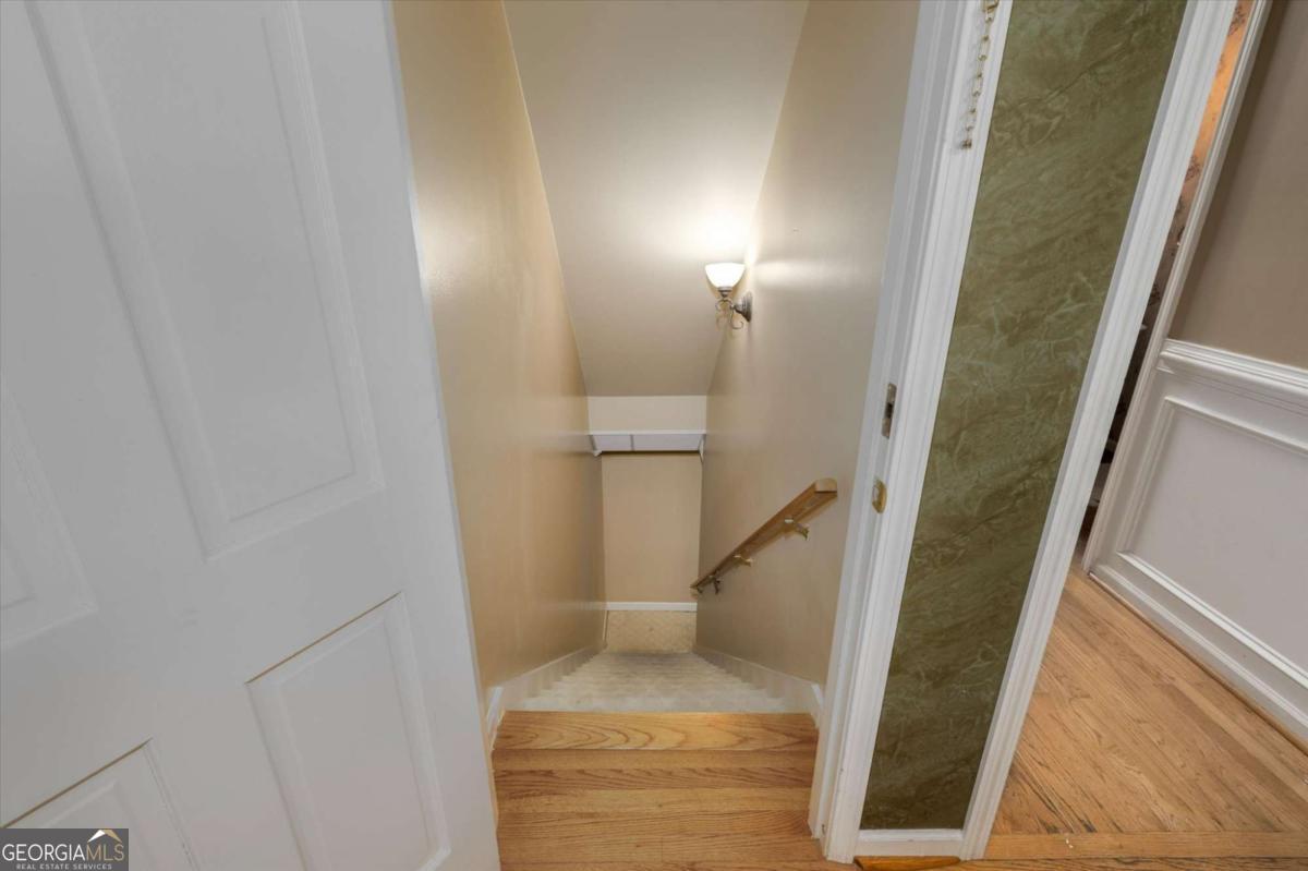 1918 De Winton Place Property Photo 23