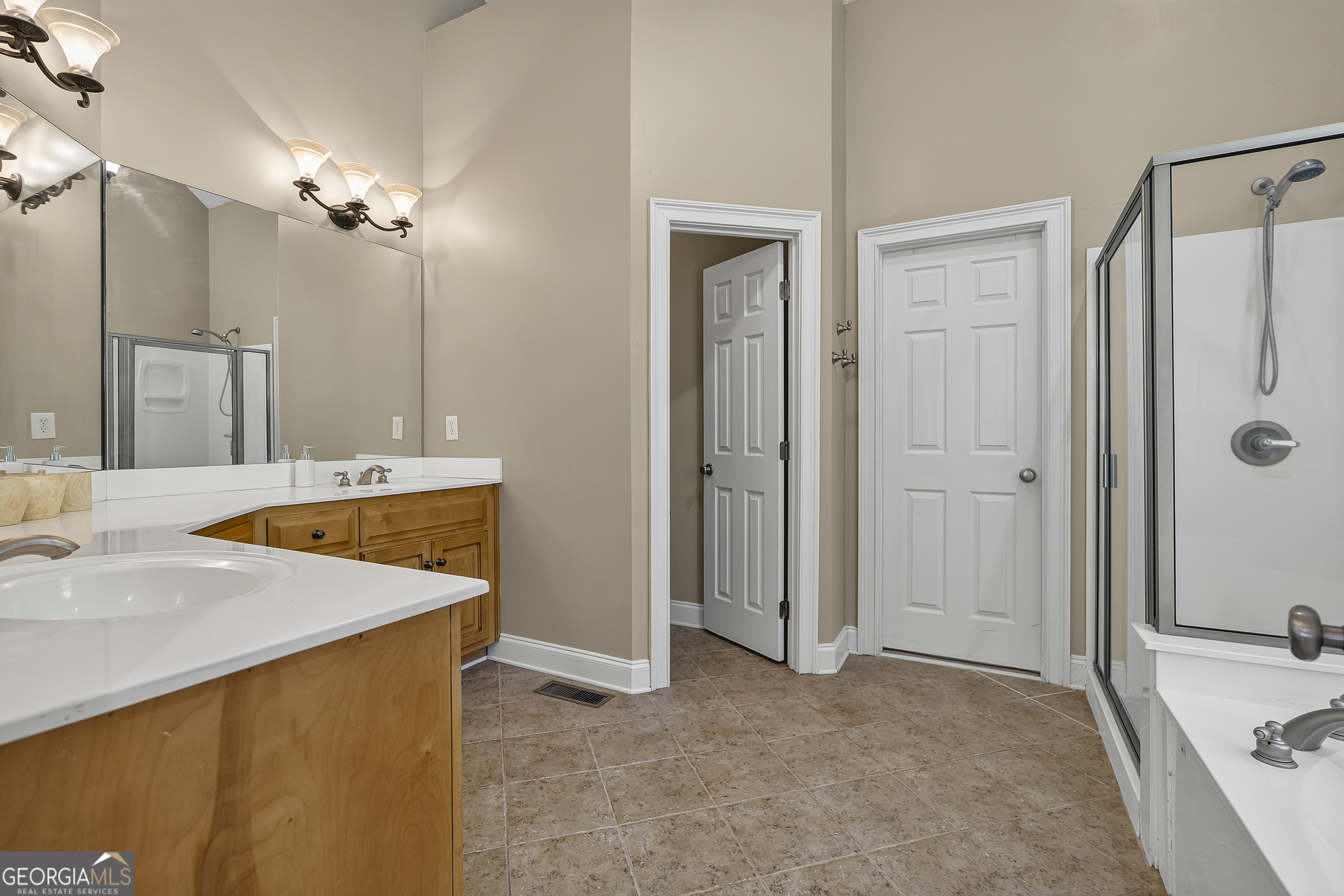 1041 Spring Lake Drive Property Photo 18