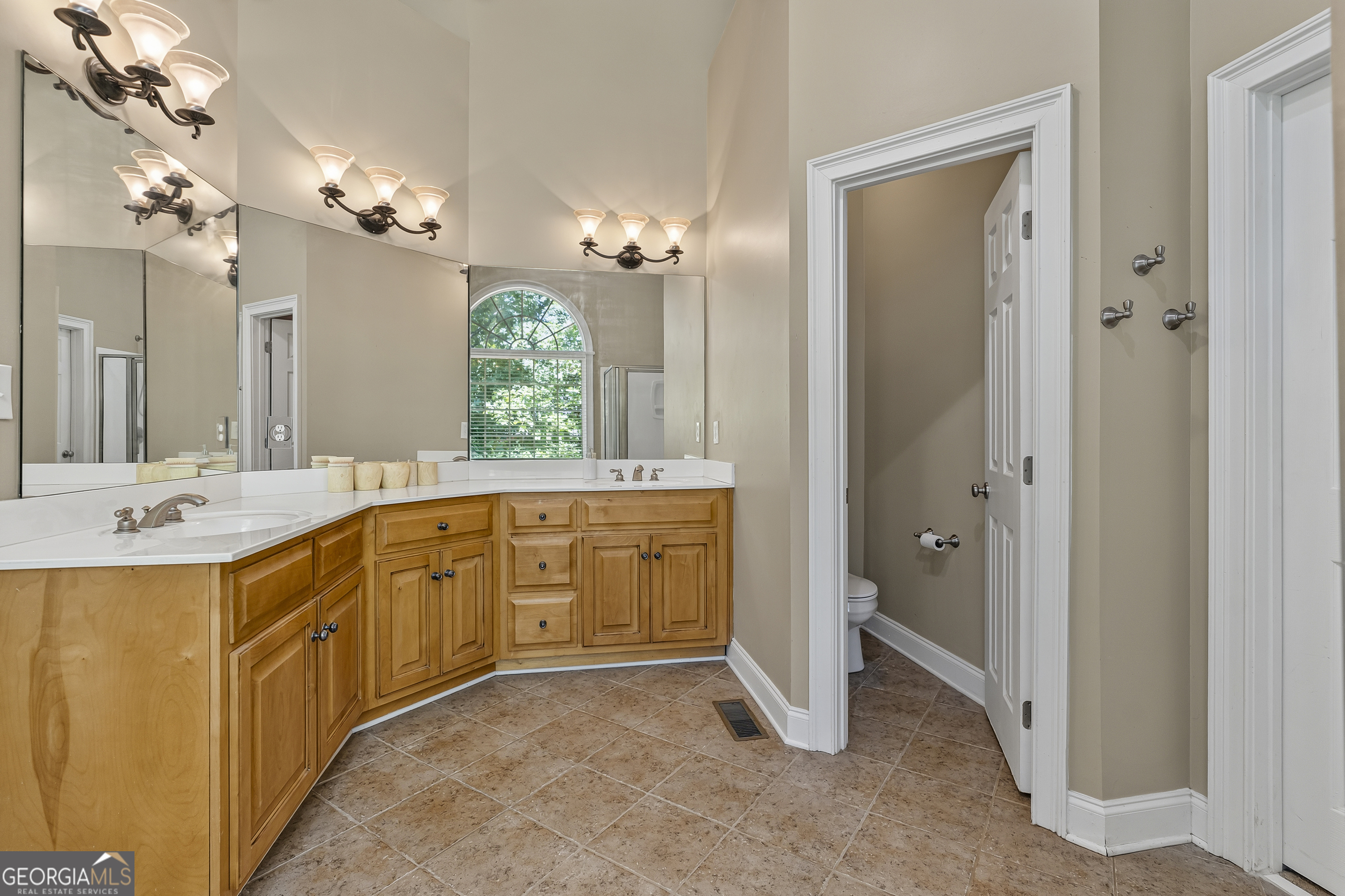 1041 Spring Lake Drive Property Photo 20
