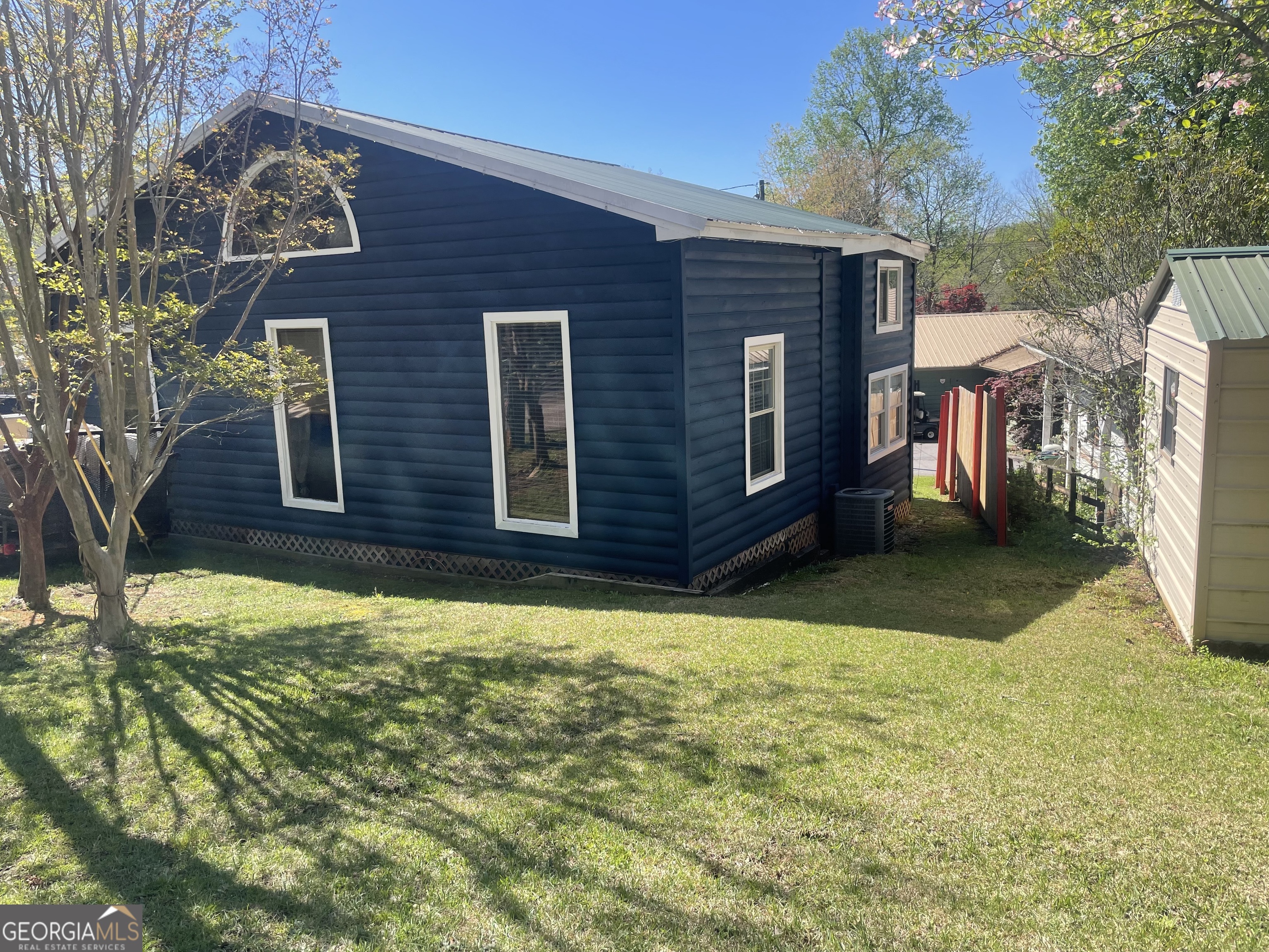 8 Cindy Parkway Property Photo 2
