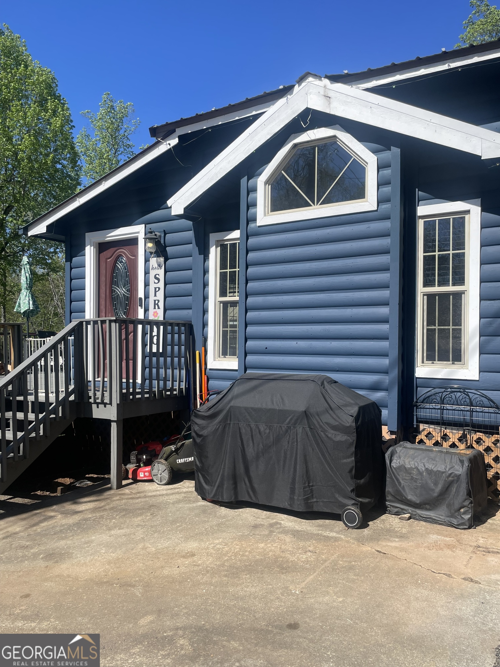 8 Cindy Parkway Property Photo 3