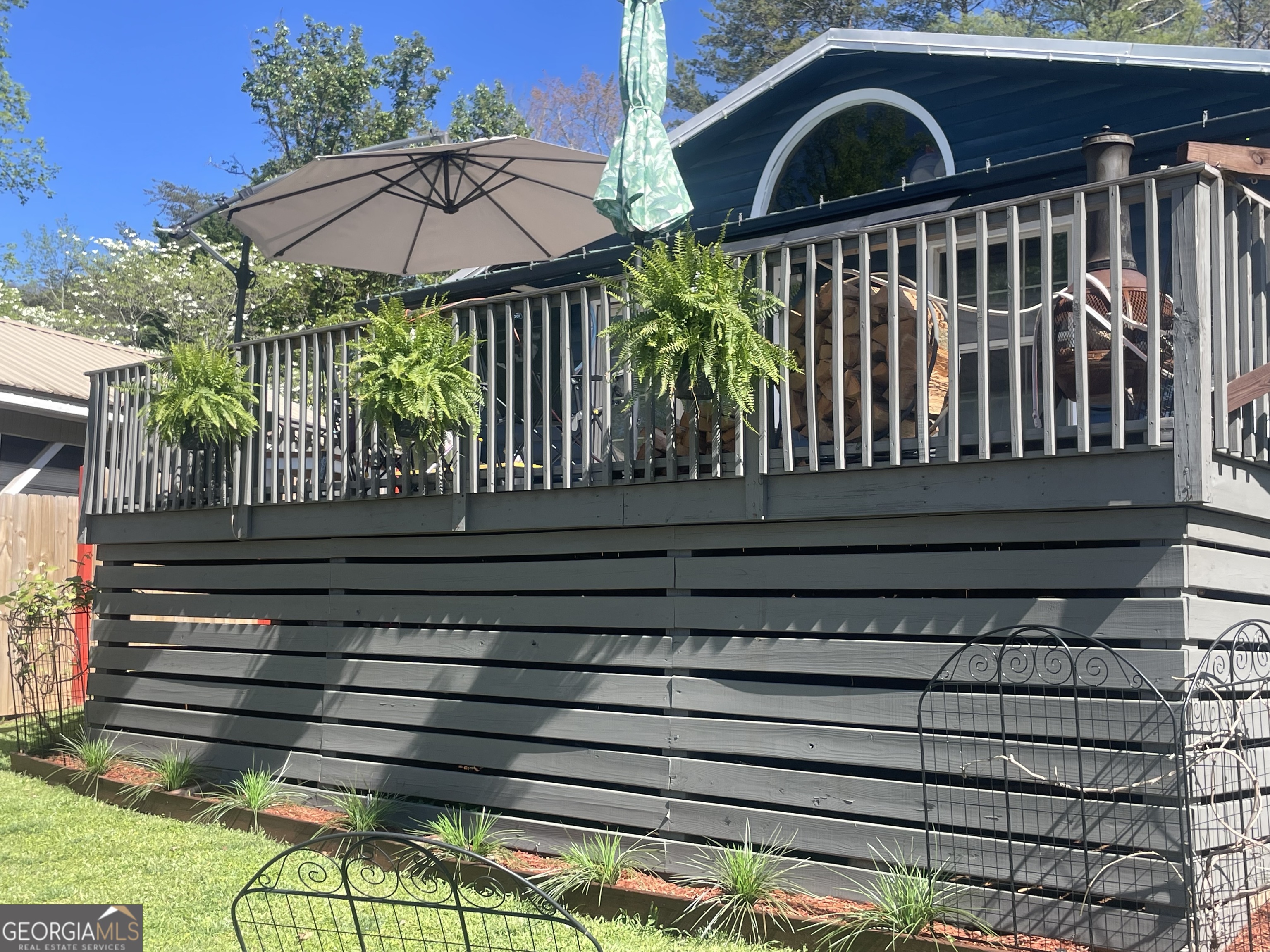 8 Cindy Parkway Property Photo 4