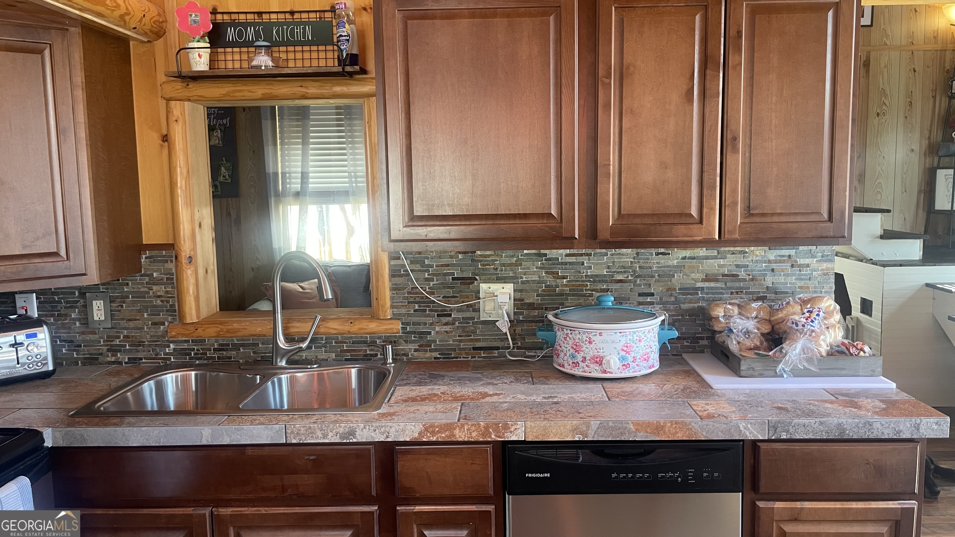 8 Cindy Parkway Property Photo 8