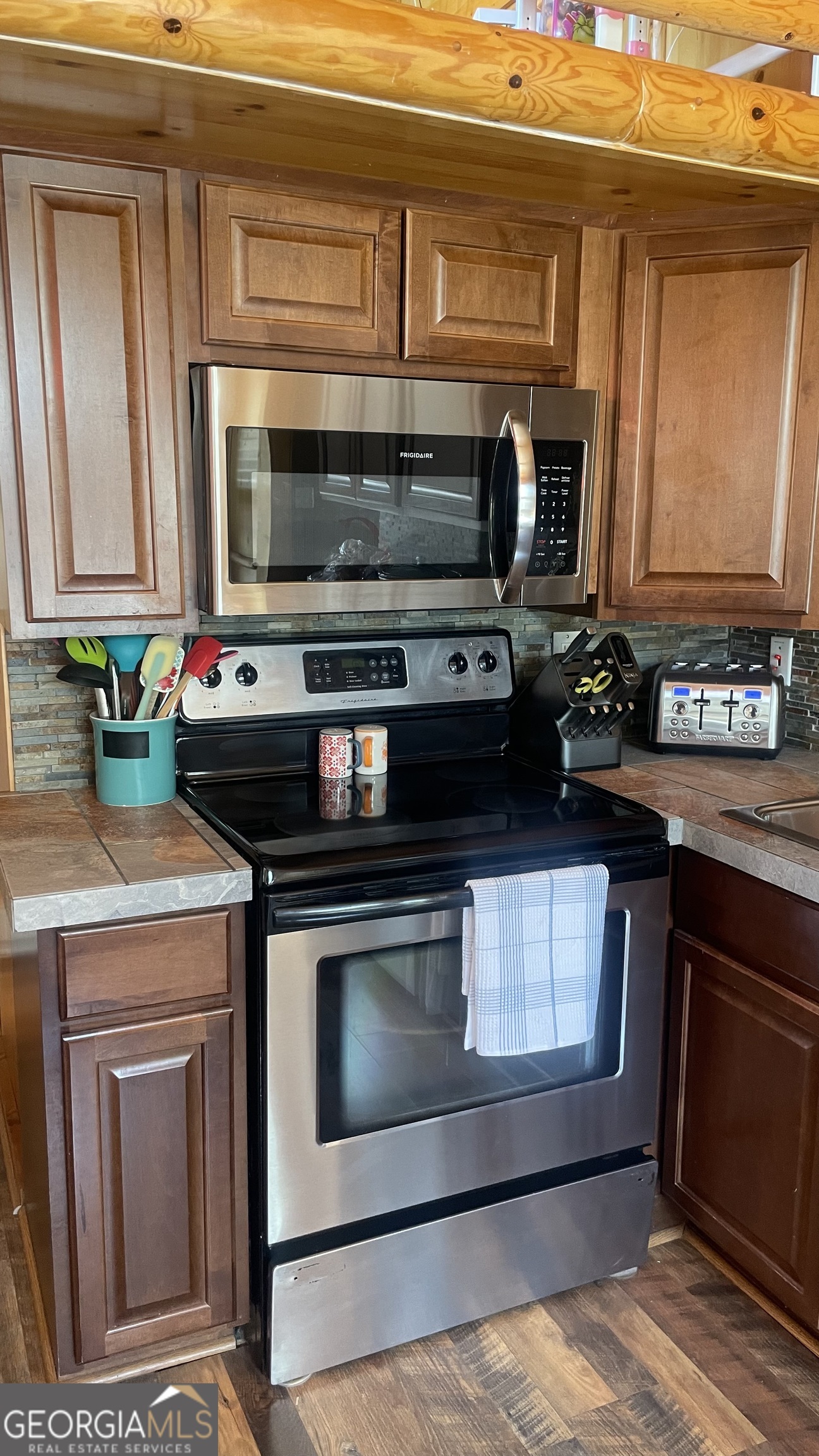 8 Cindy Parkway Property Photo 10