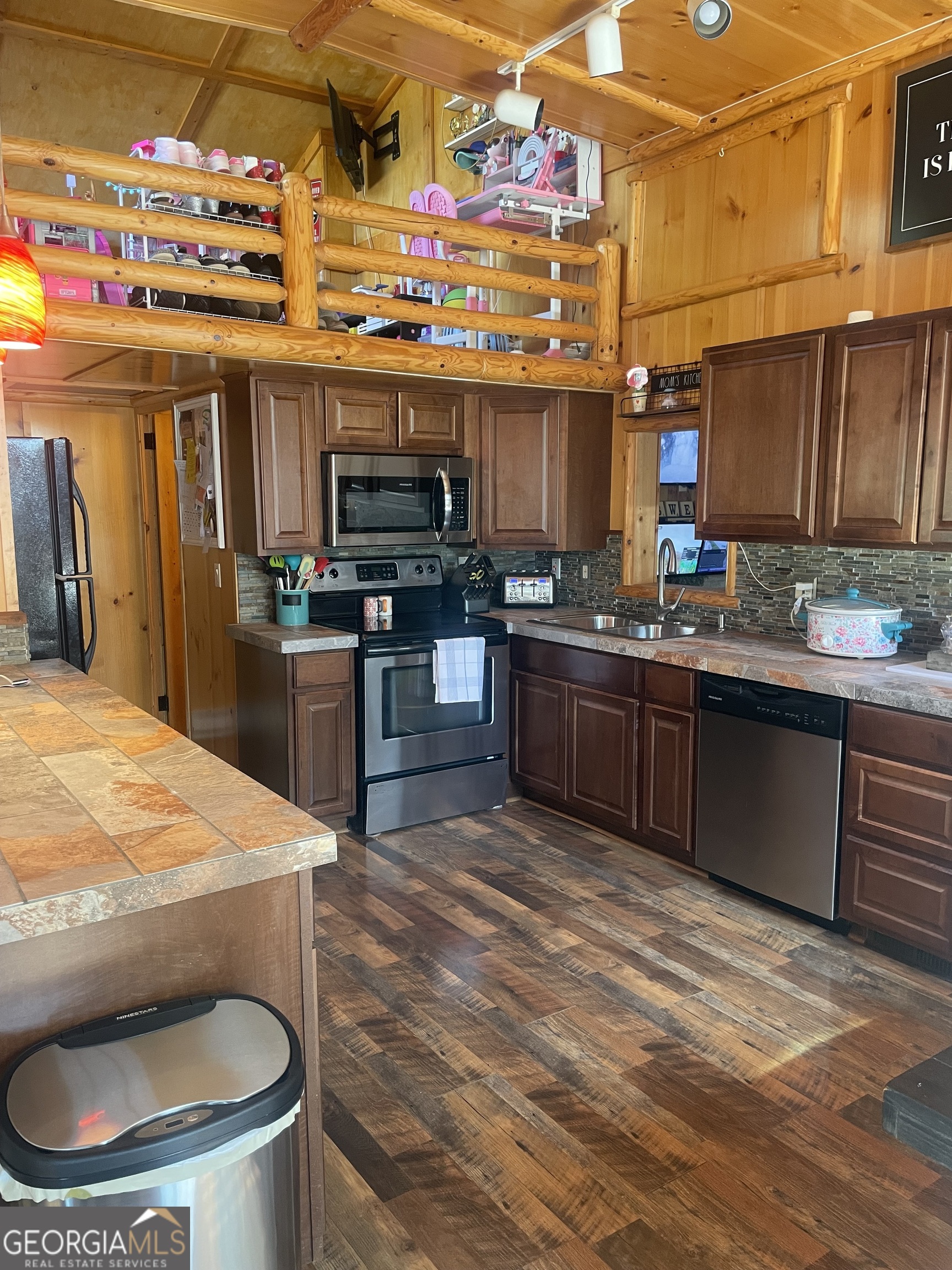 8 Cindy Parkway Property Photo 11