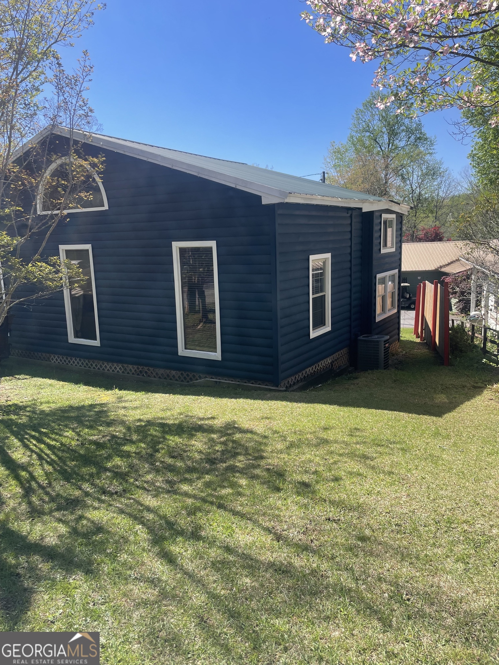 8 Cindy Parkway Property Photo 20