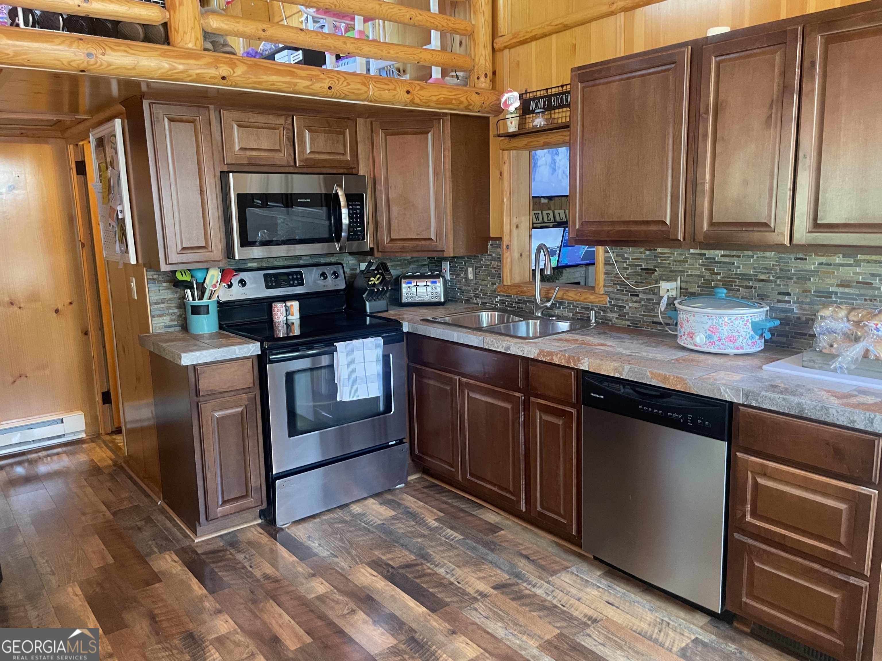 8 Cindy Parkway Property Photo 28