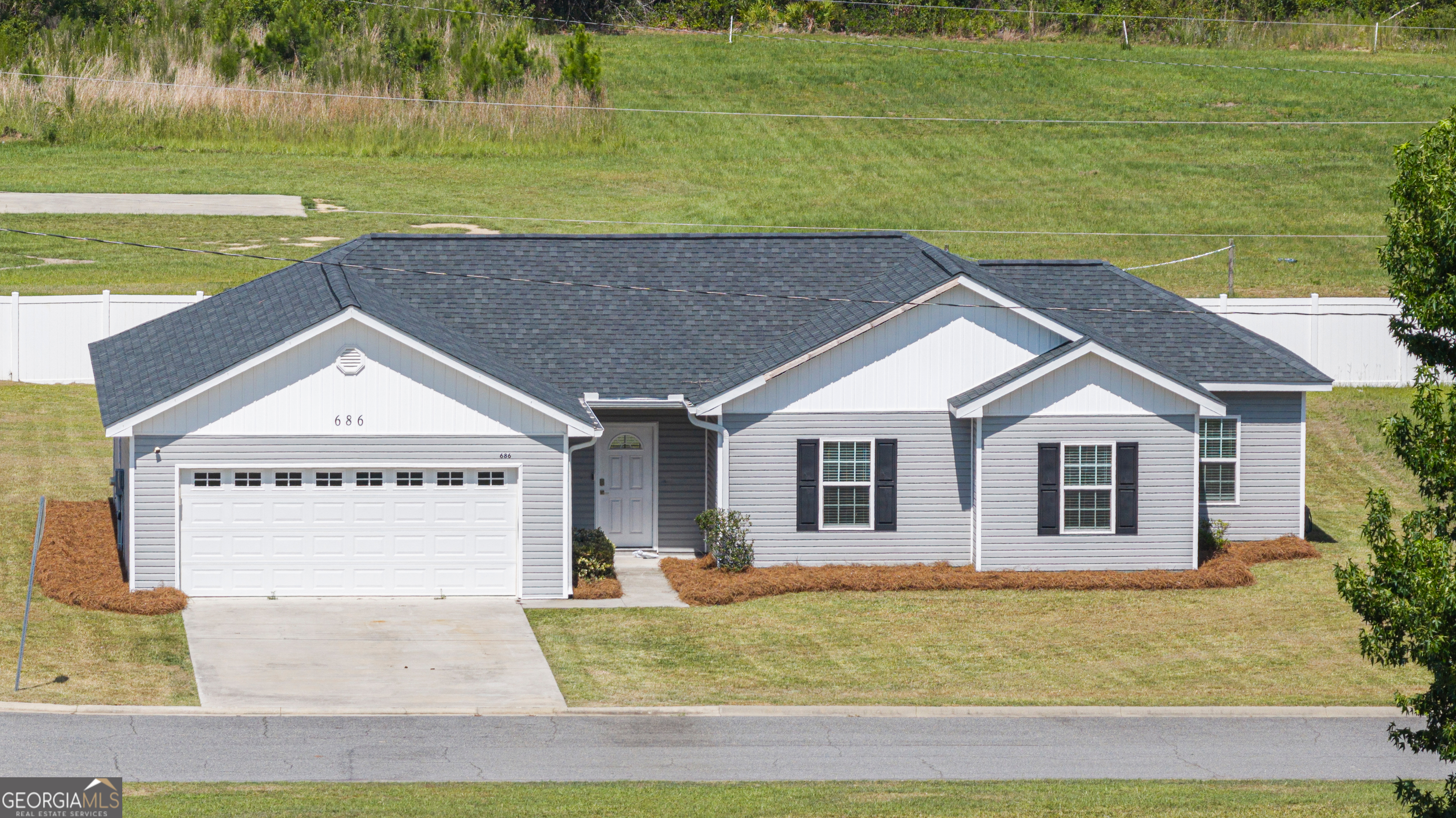686 Lakeside Circle Property Photo 4