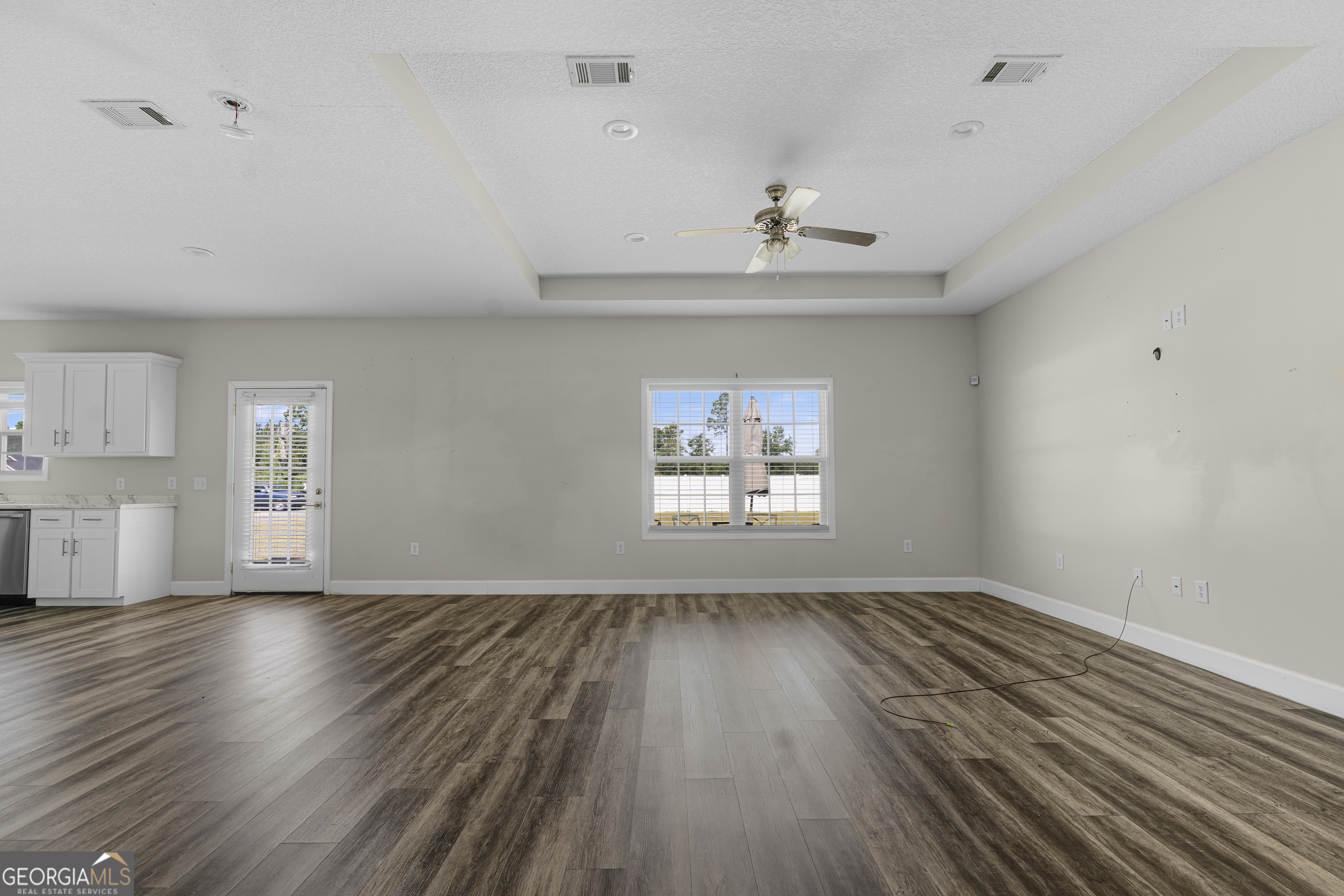 686 Lakeside Circle Property Photo 8
