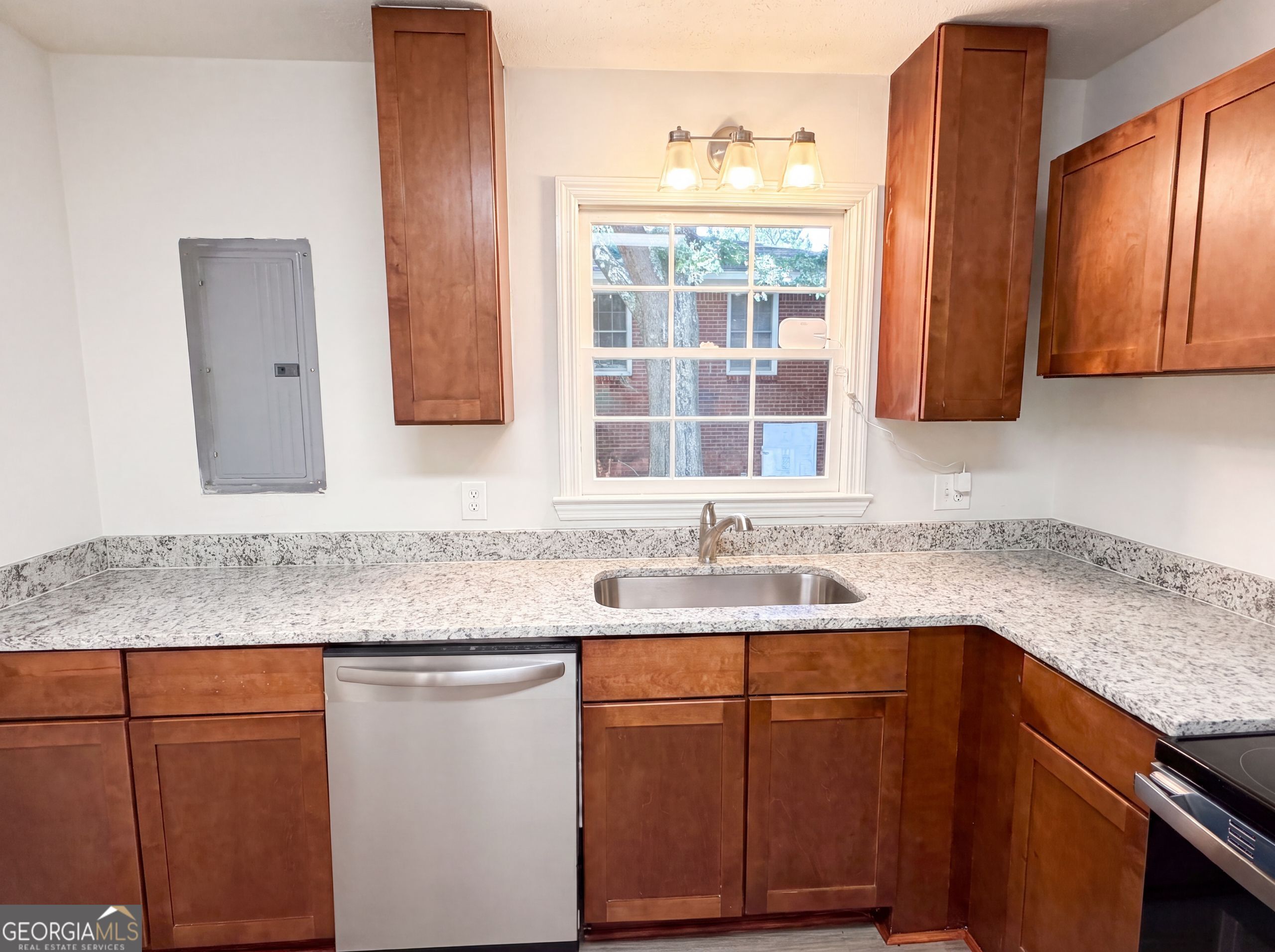537 Green Street Property Photo 4