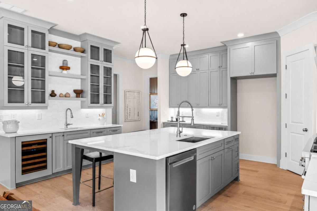 2039 Village Walk Property Photo 4