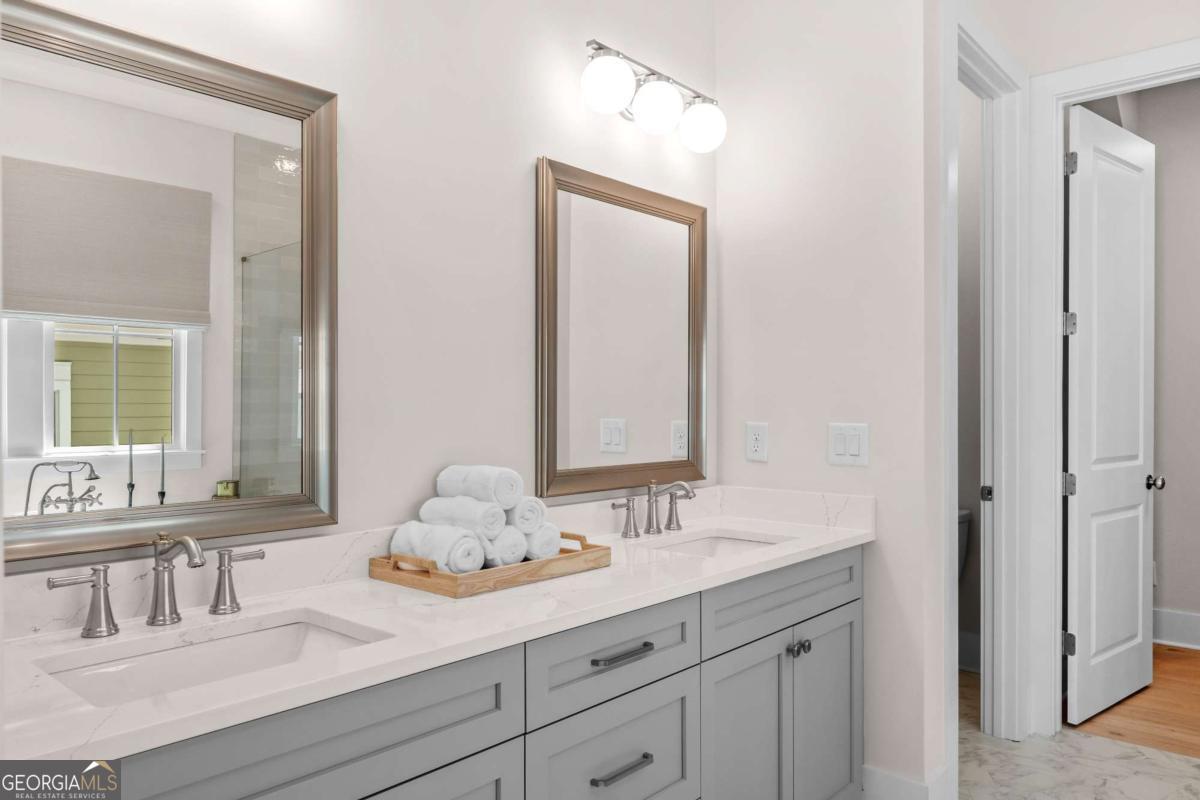 2039 Village Walk Property Photo 18