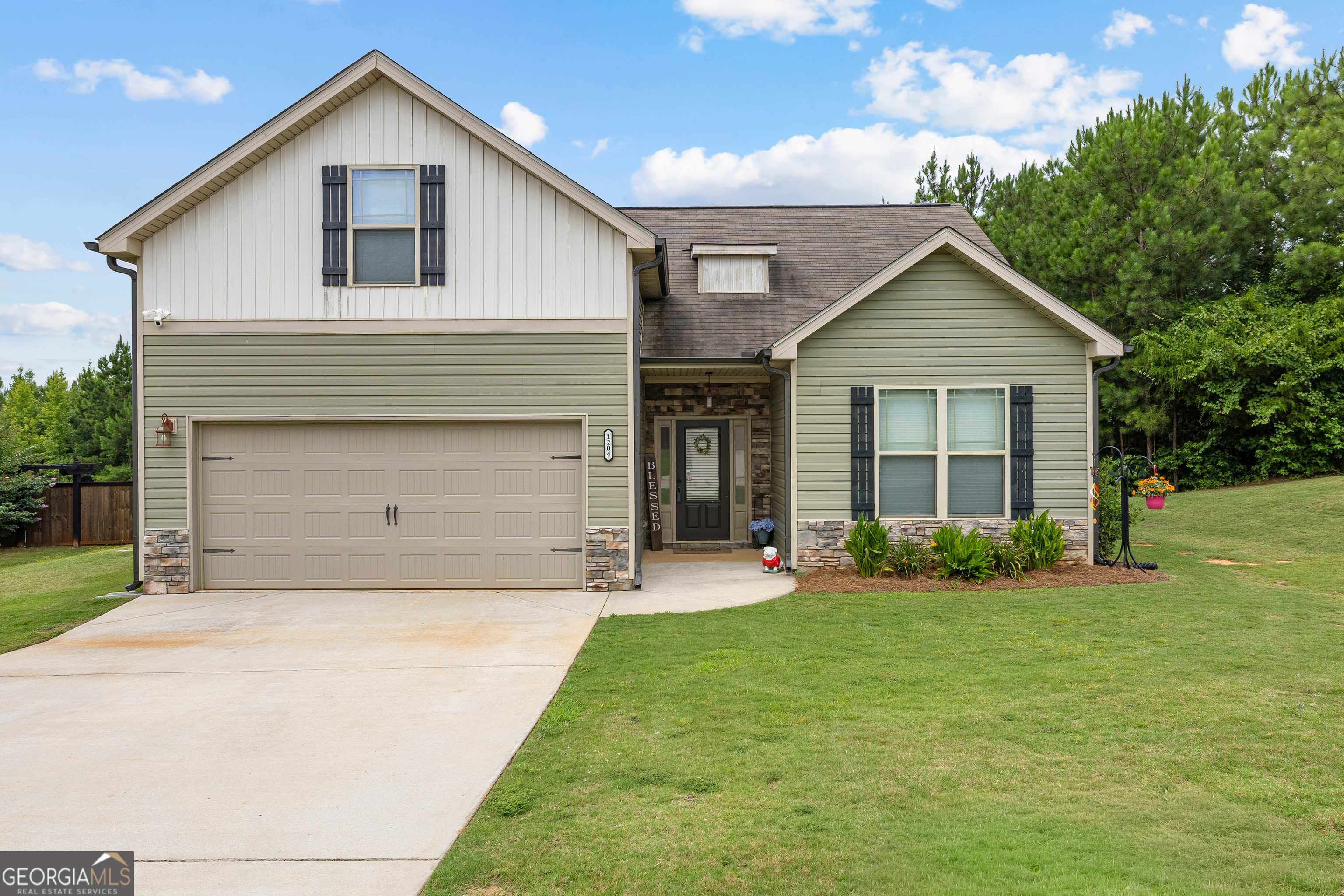 1204 Hembree Way Property Photo 1