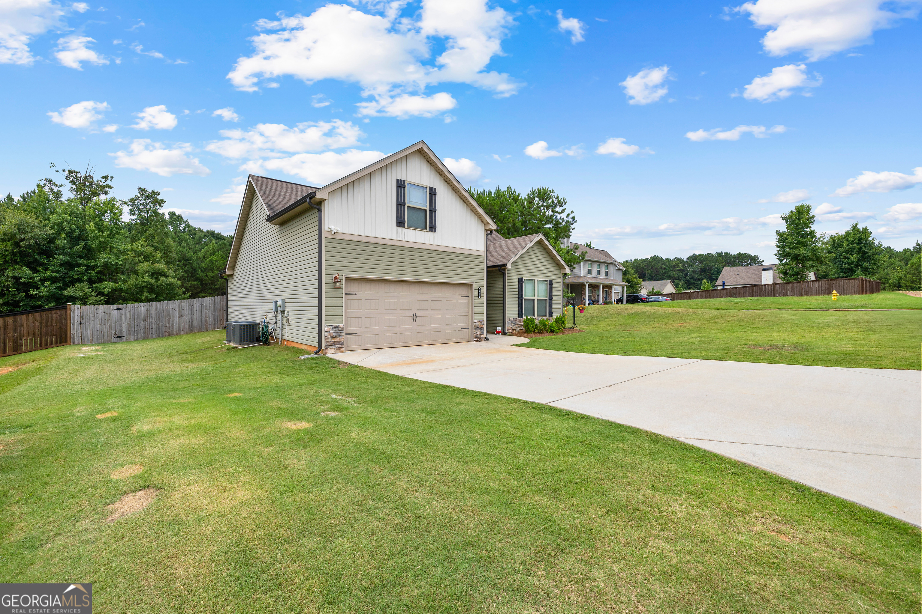 1204 Hembree Way Property Photo 3