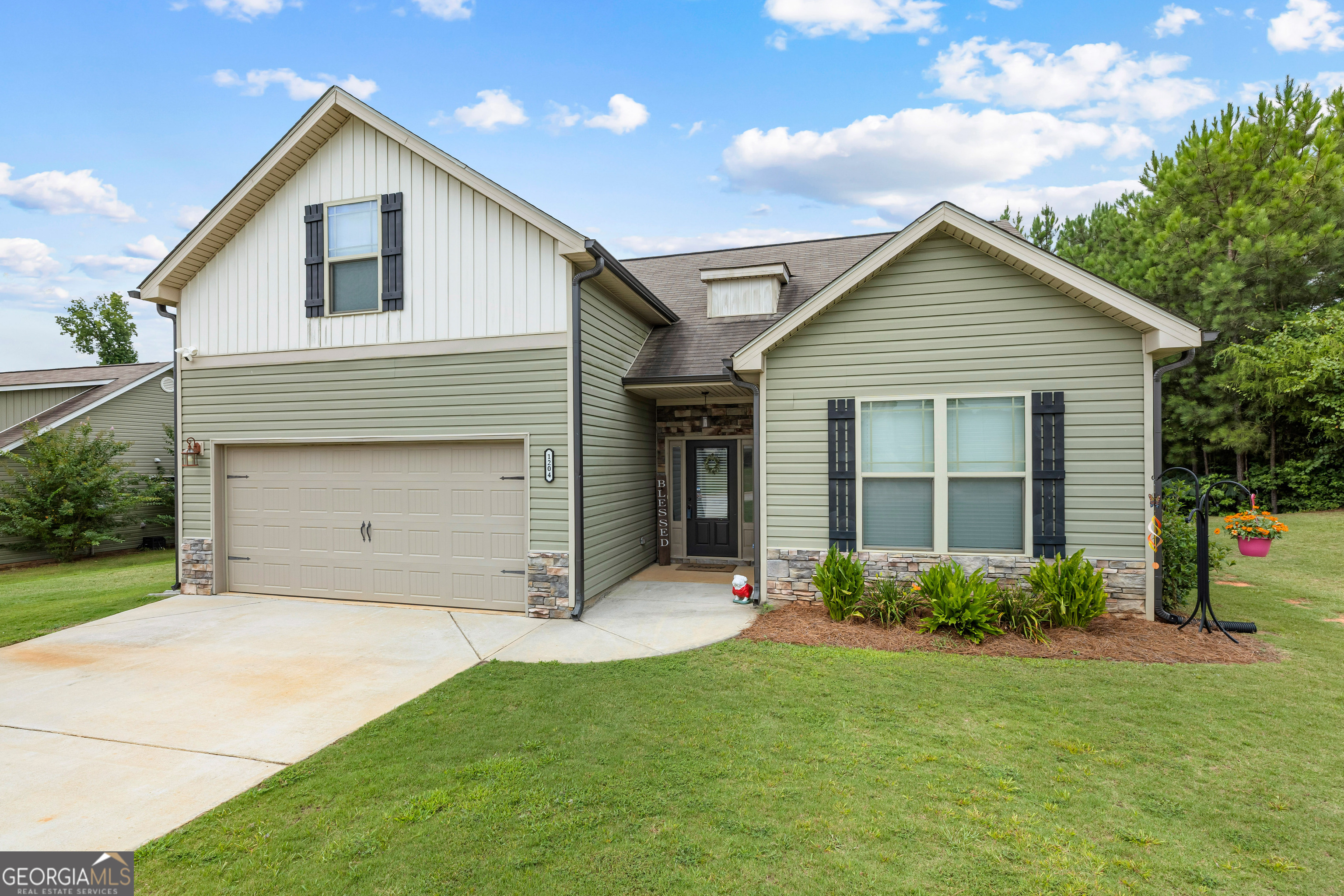 1204 Hembree Way Property Photo 4