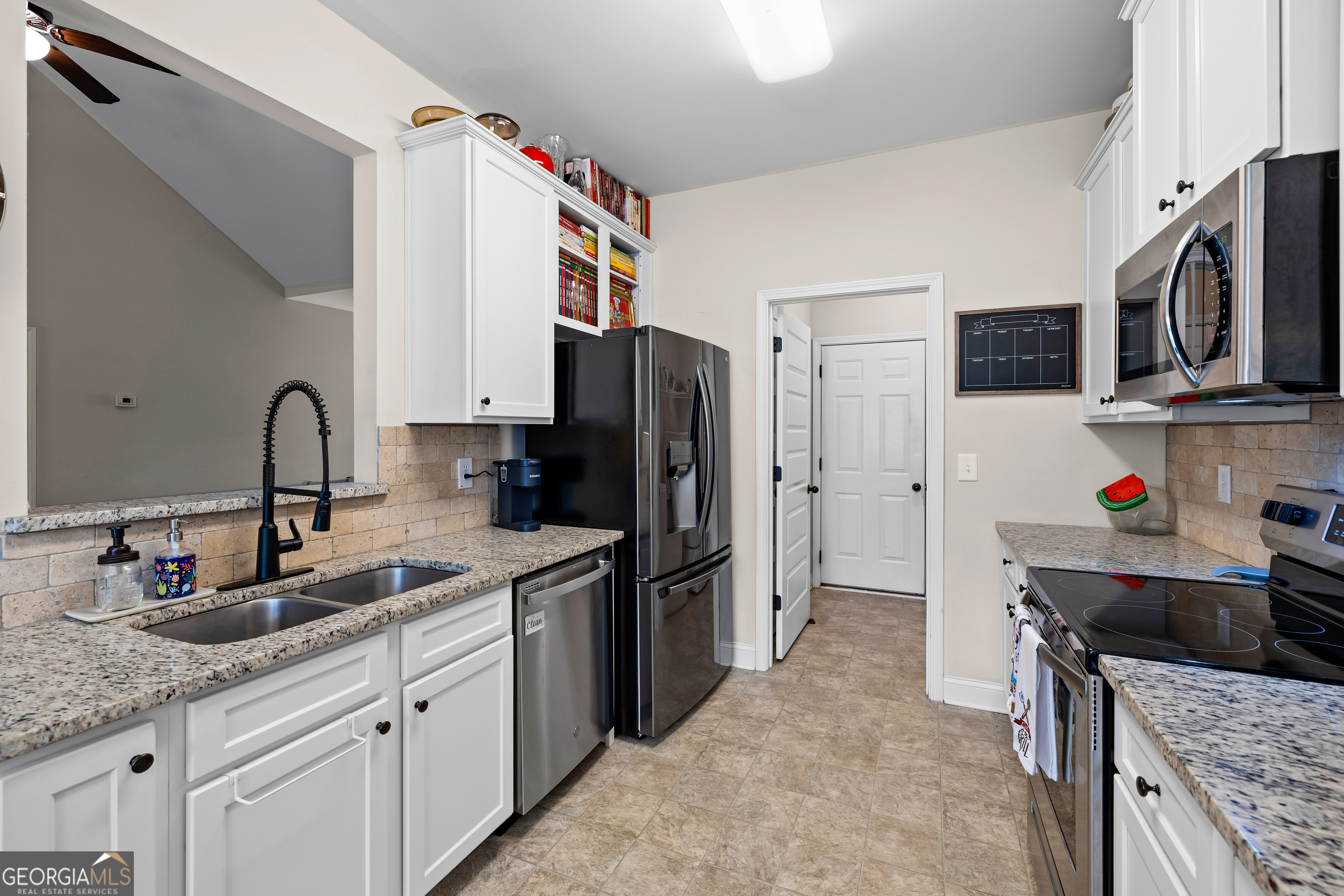 1204 Hembree Way Property Photo 13