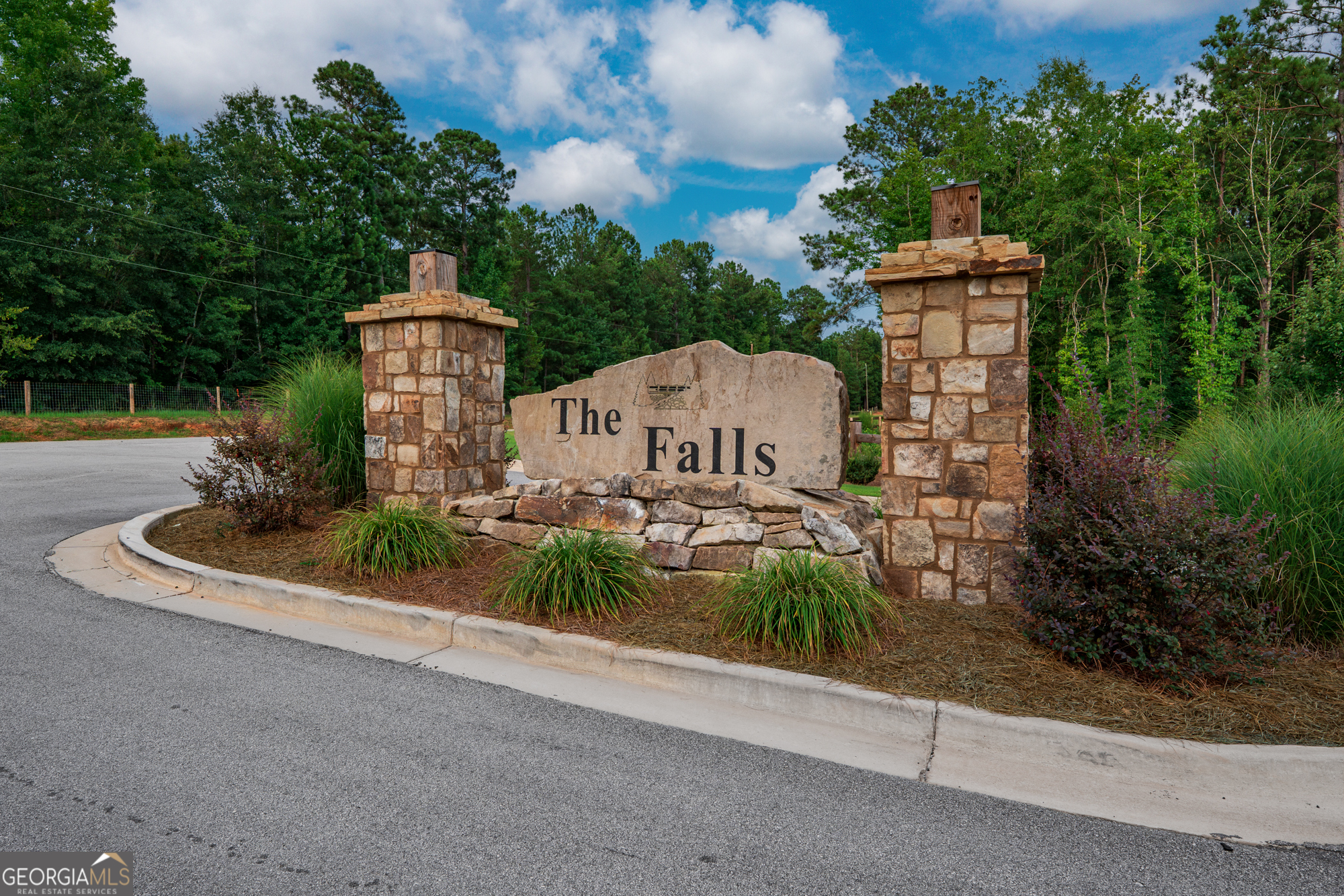 143 Falls Lane # 84 Property Photo 5