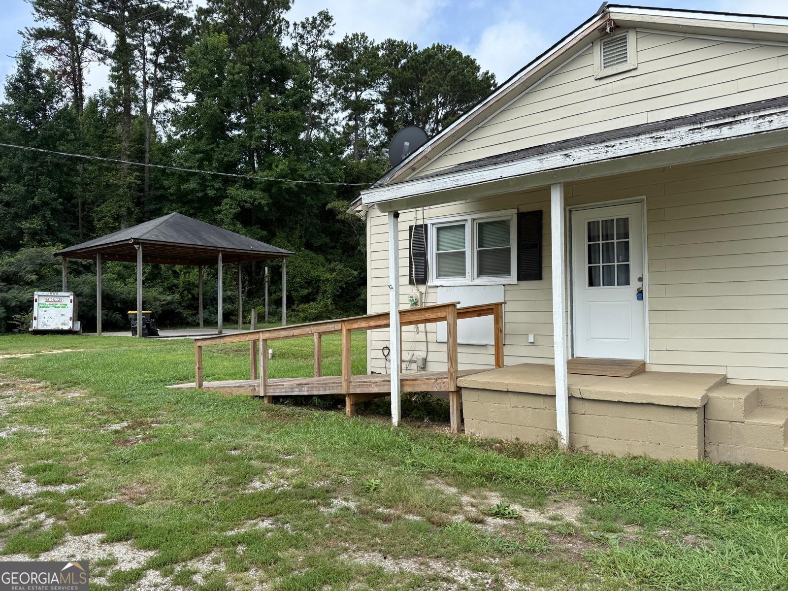 6878 Newnan Road Property Photo 2