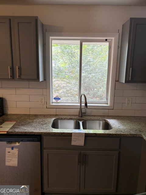 562 Roxbury Drive Property Photo 9