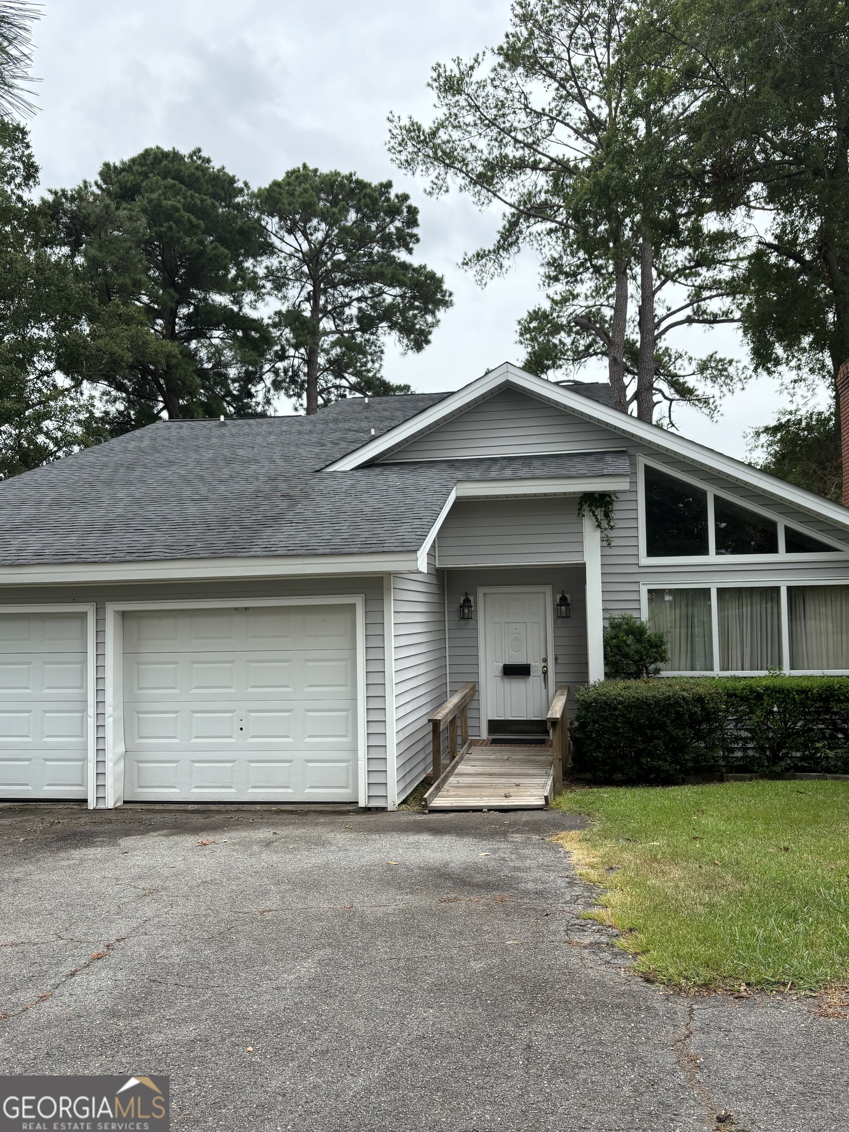 207a Lakeshore Circle Property Photo 1