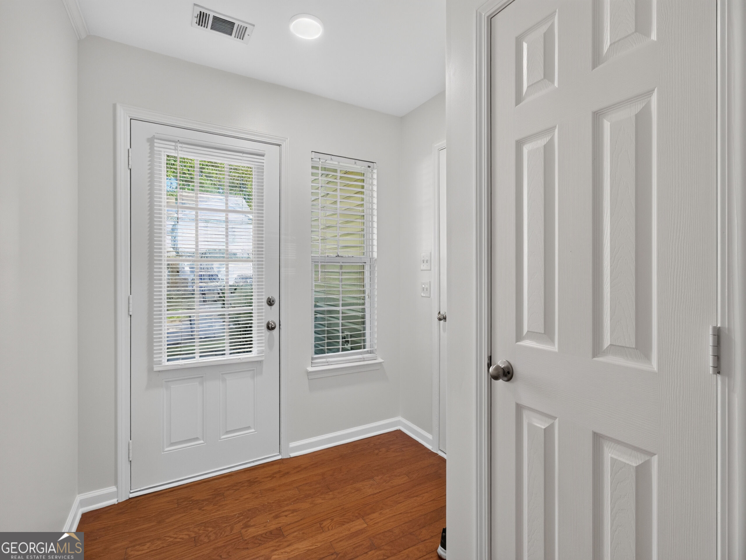 2820 Mayfair Drive Property Photo 3