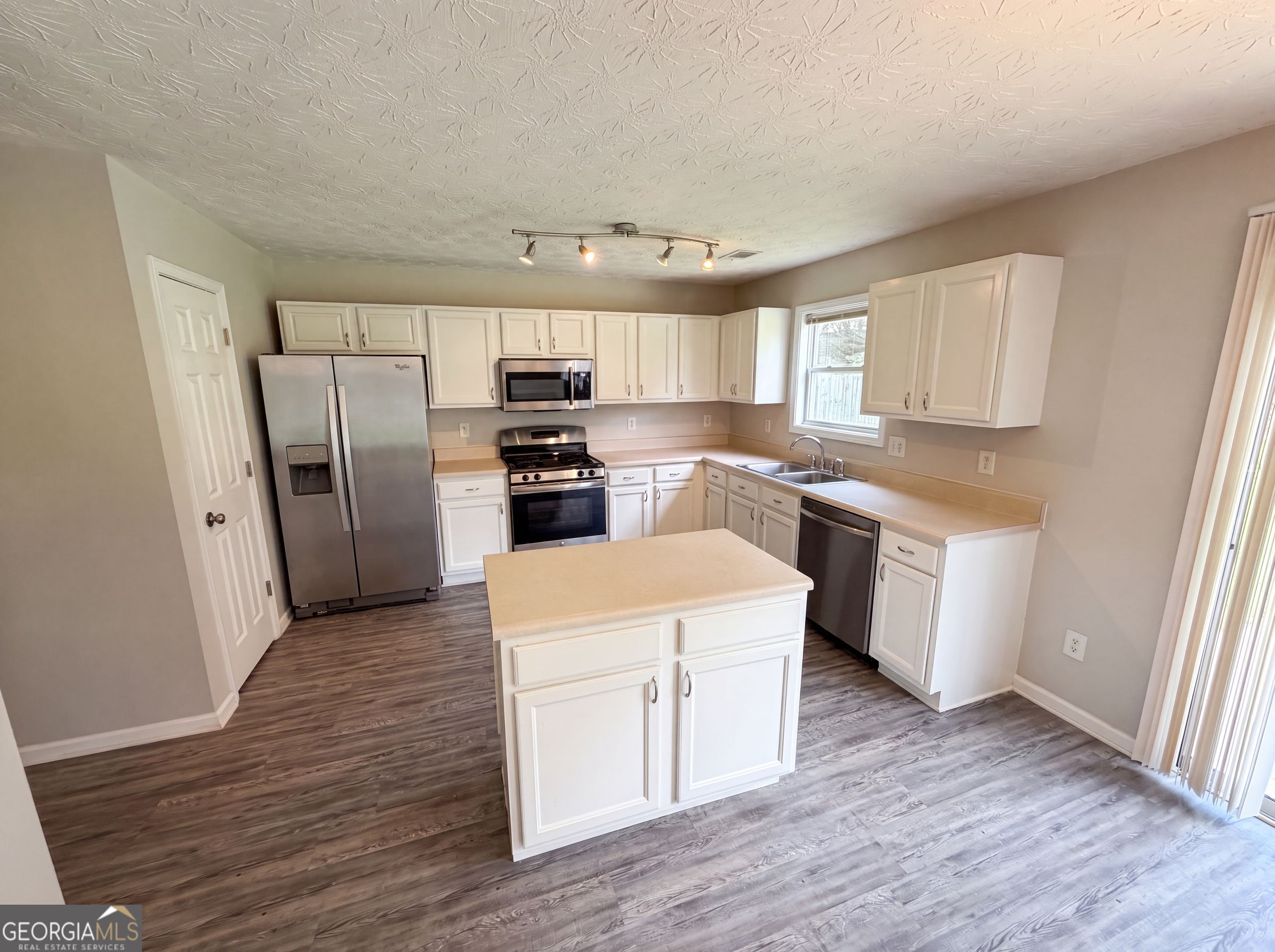 4636 Pine Acre Circle Property Photo 2
