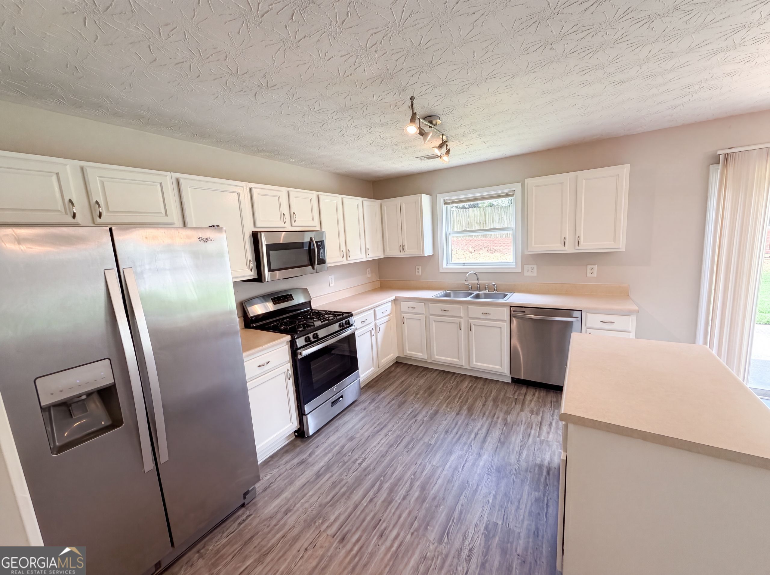 4636 Pine Acre Circle Property Photo 6