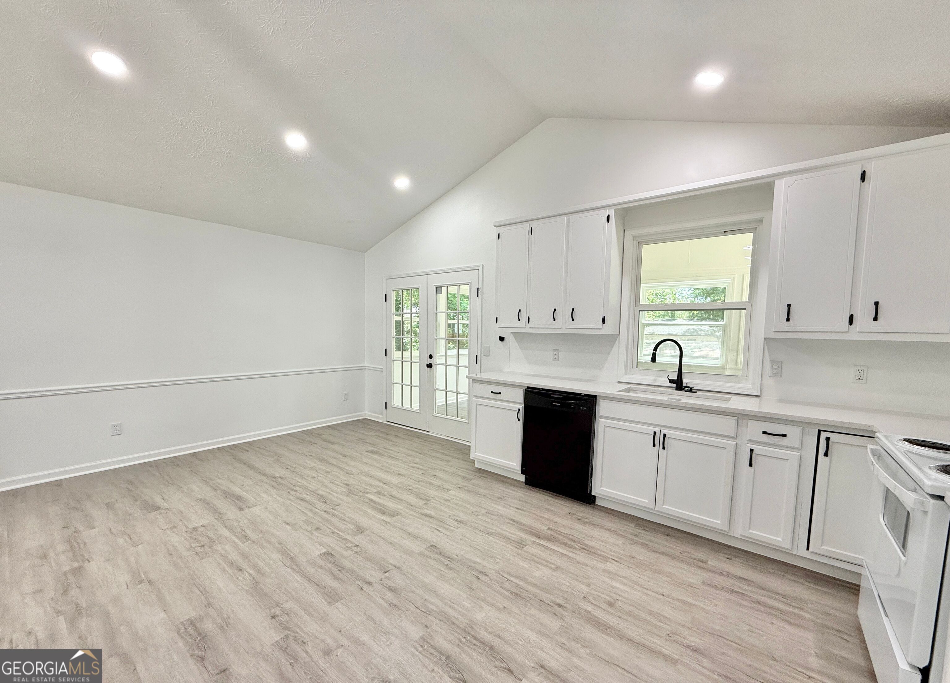 8399 Lake Drive Property Photo 7