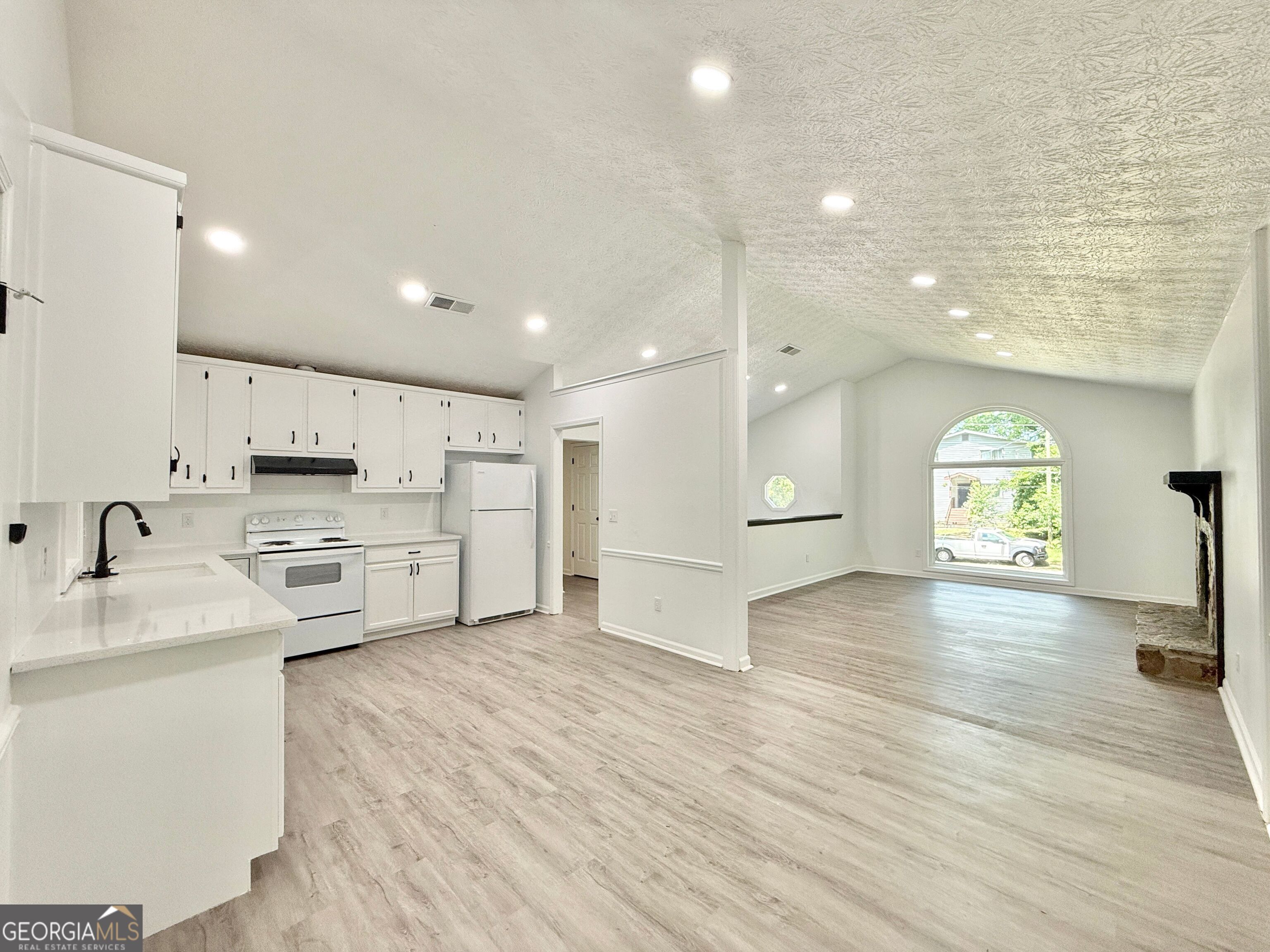 8399 Lake Drive Property Photo 8