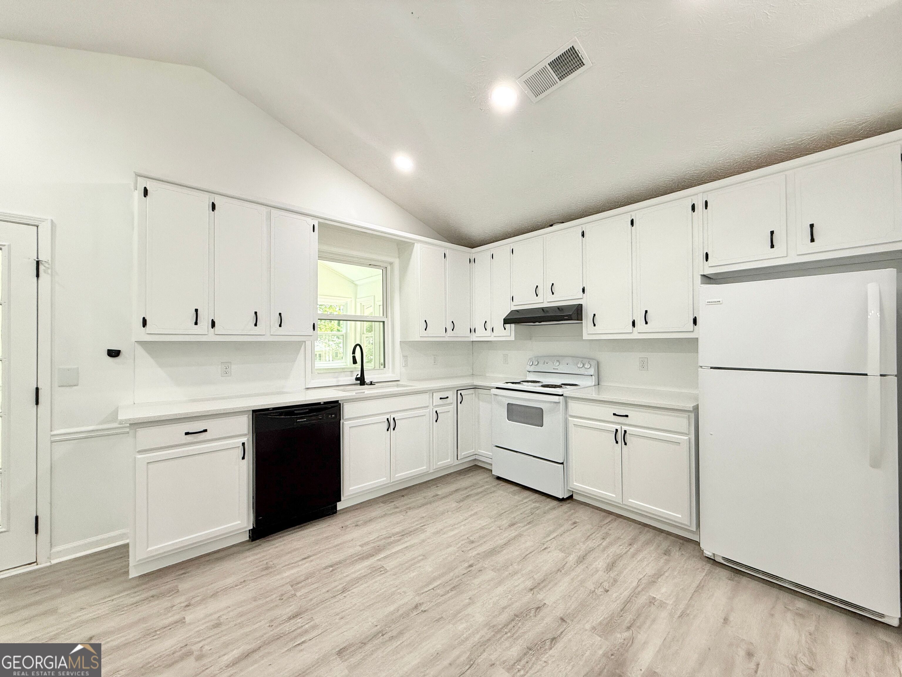 8399 Lake Drive Property Photo 9