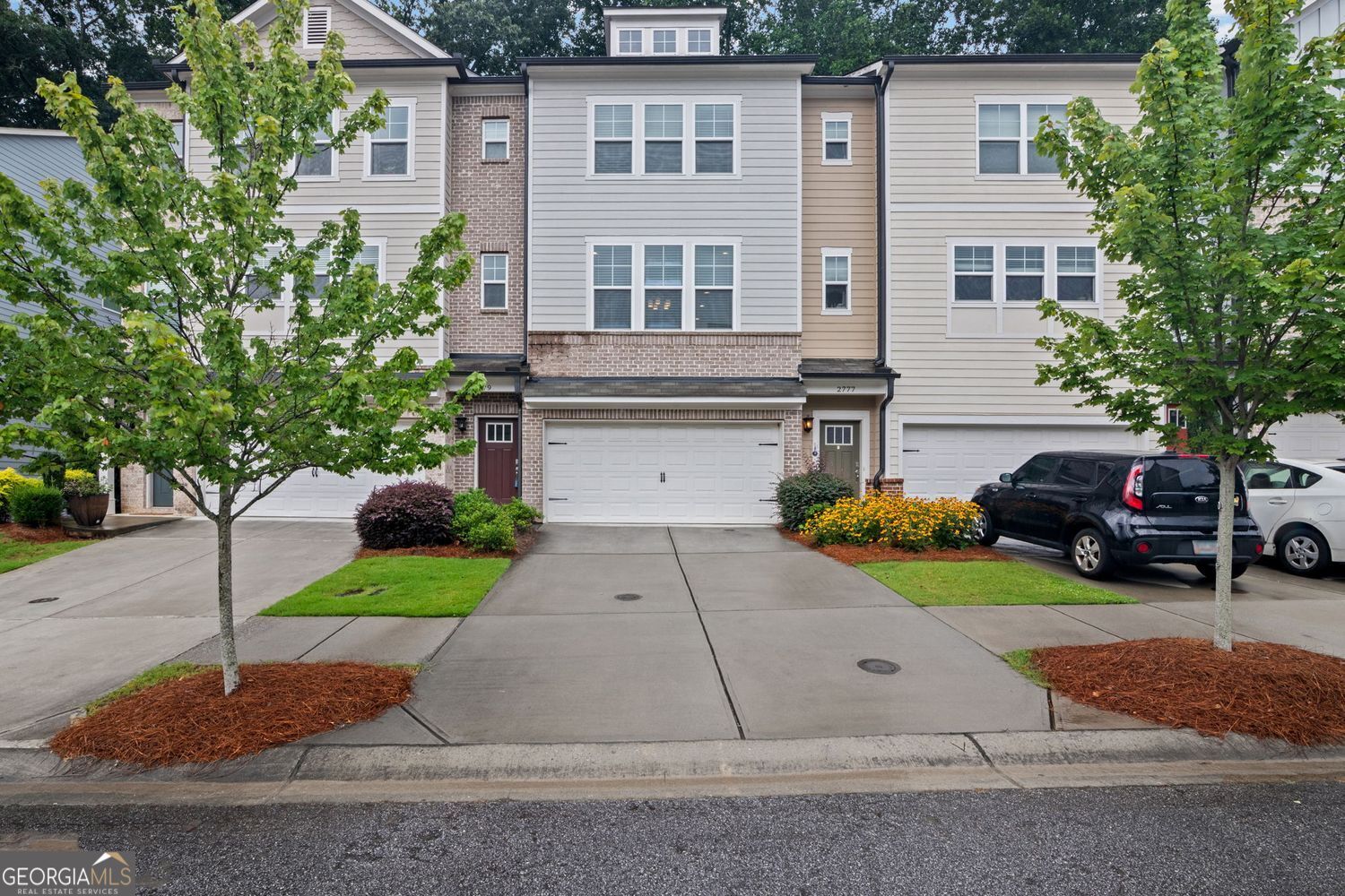 2779 White Oak Lane # 20 Property Photo 4