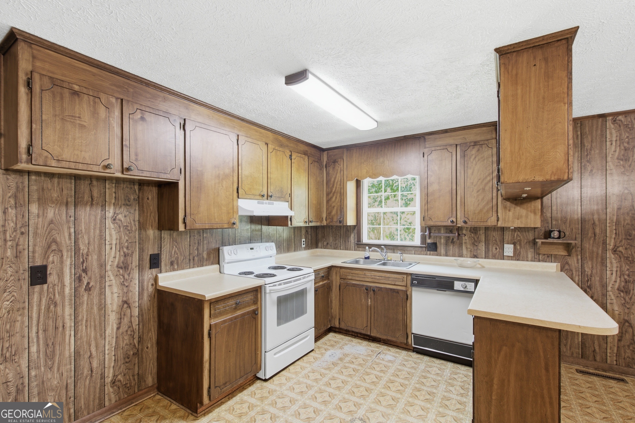 3863 Highway 105 Property Photo 7