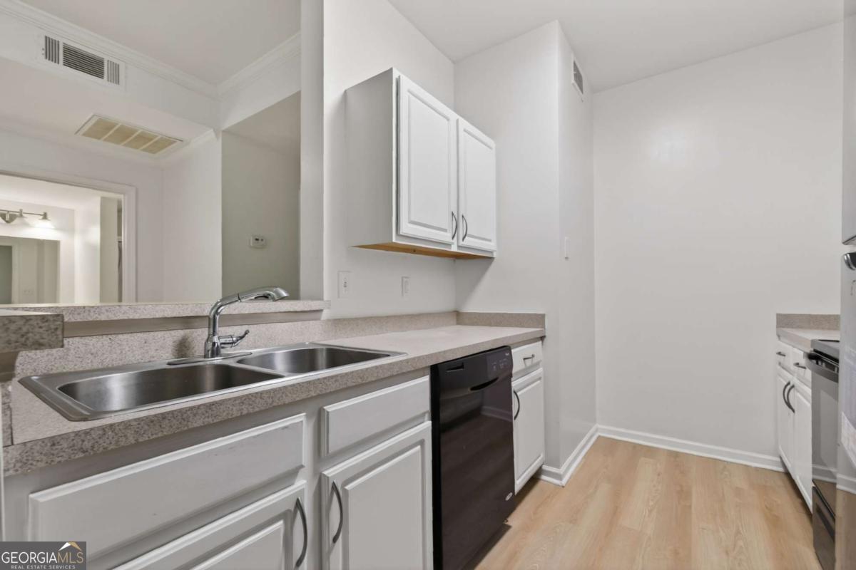 2700 Pine Tree Road Ne # 1011 Property Photo 4