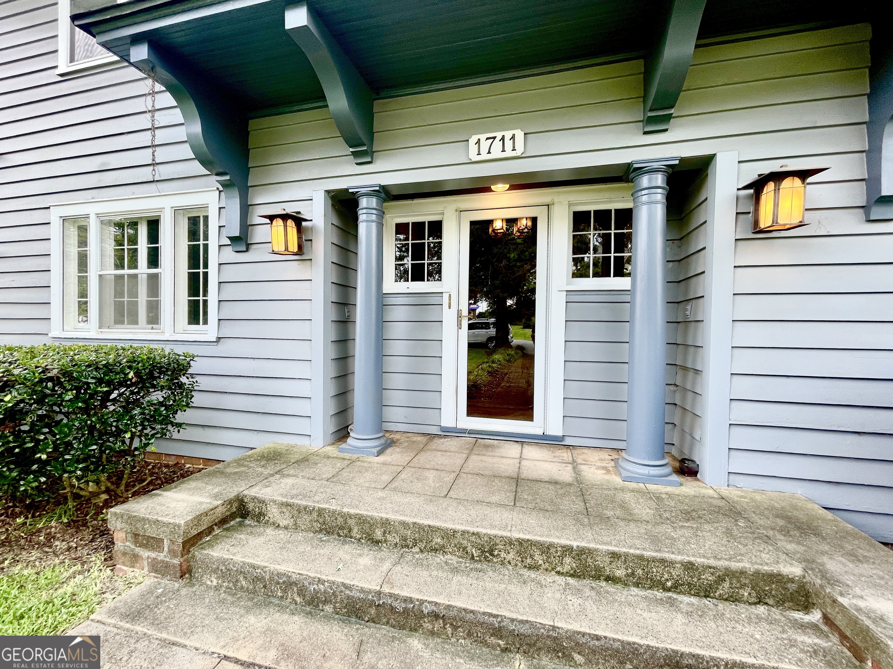1711 S Holly Street Property Photo 3