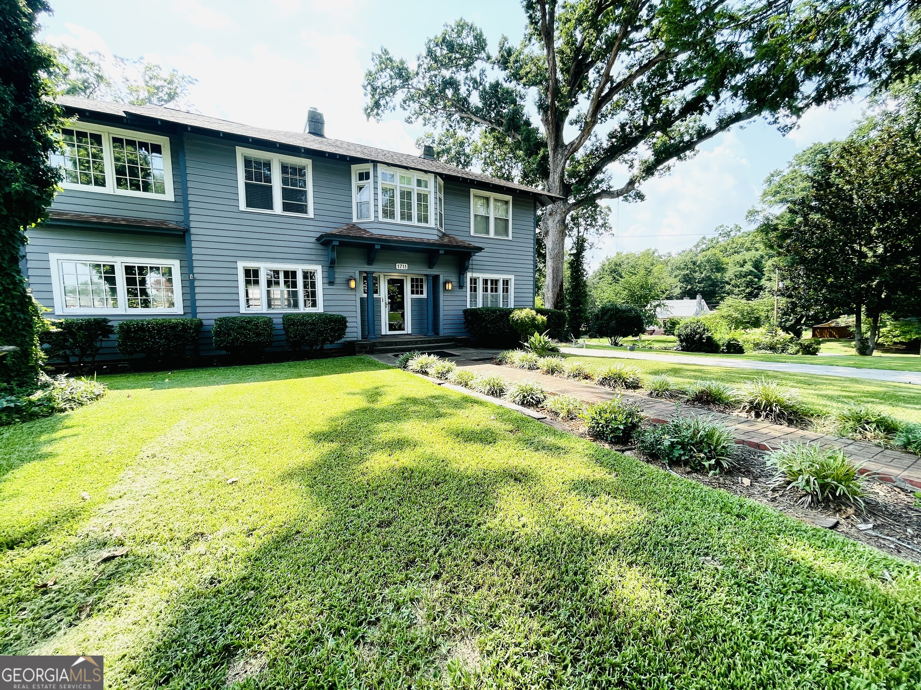 1711 S Holly Street Property Photo 4