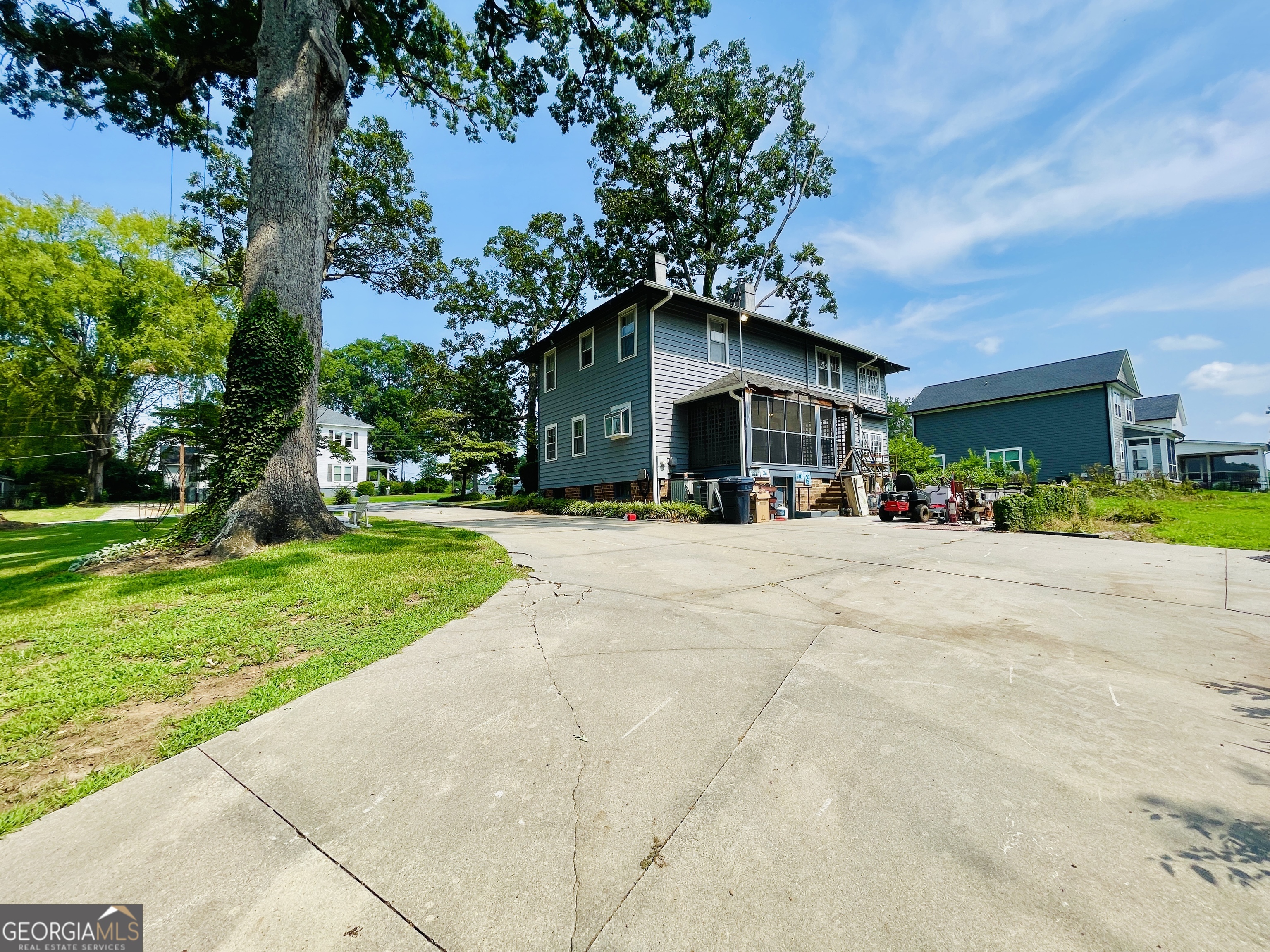 1711 S Holly Street Property Photo 6